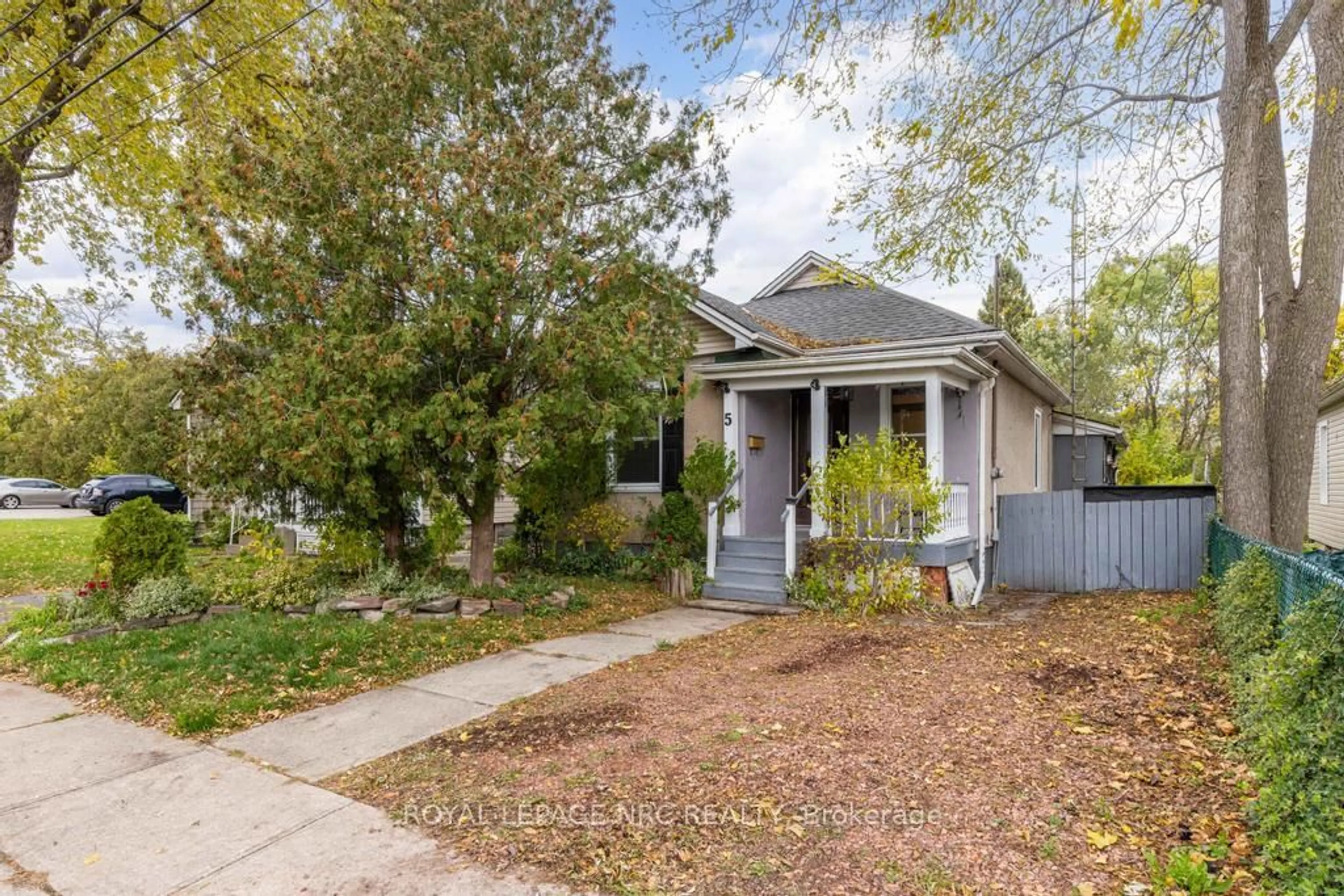 Home with vinyl exterior material, street for 5 Lisgar St, St. Catharines Ontario L2S 1P6