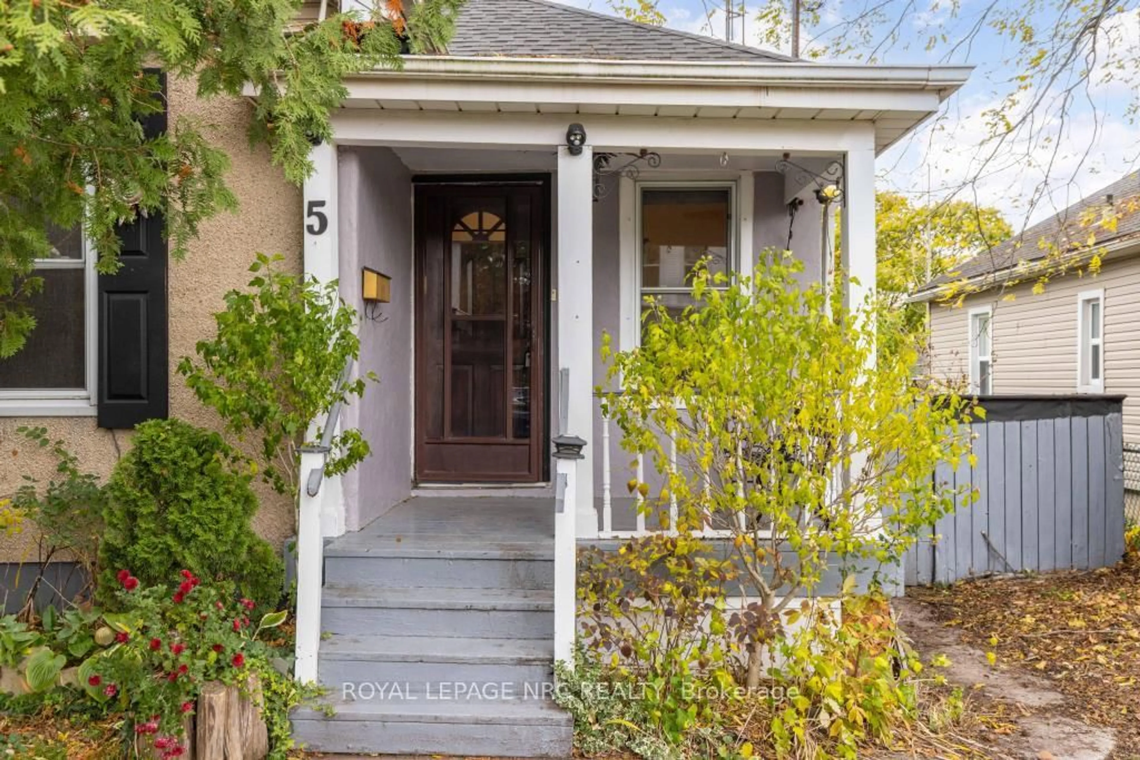 Indoor entryway for 5 Lisgar St, St. Catharines Ontario L2S 1P6