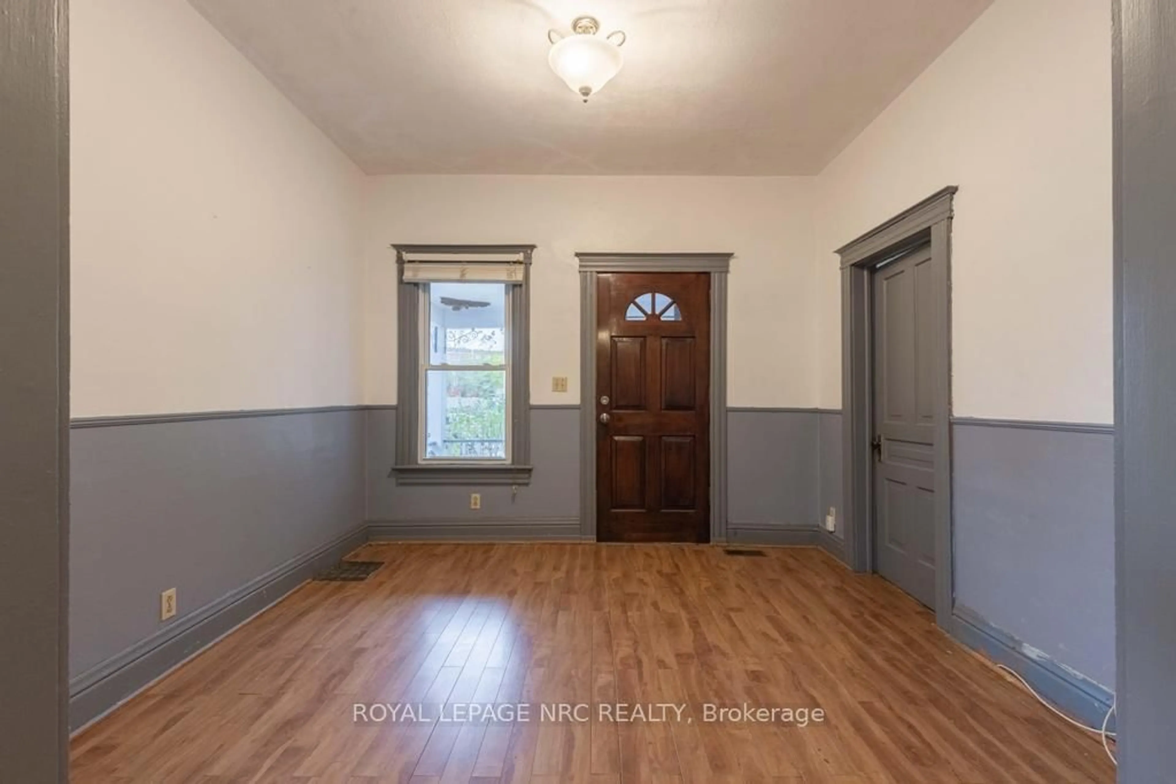Indoor entryway for 5 Lisgar St, St. Catharines Ontario L2S 1P6