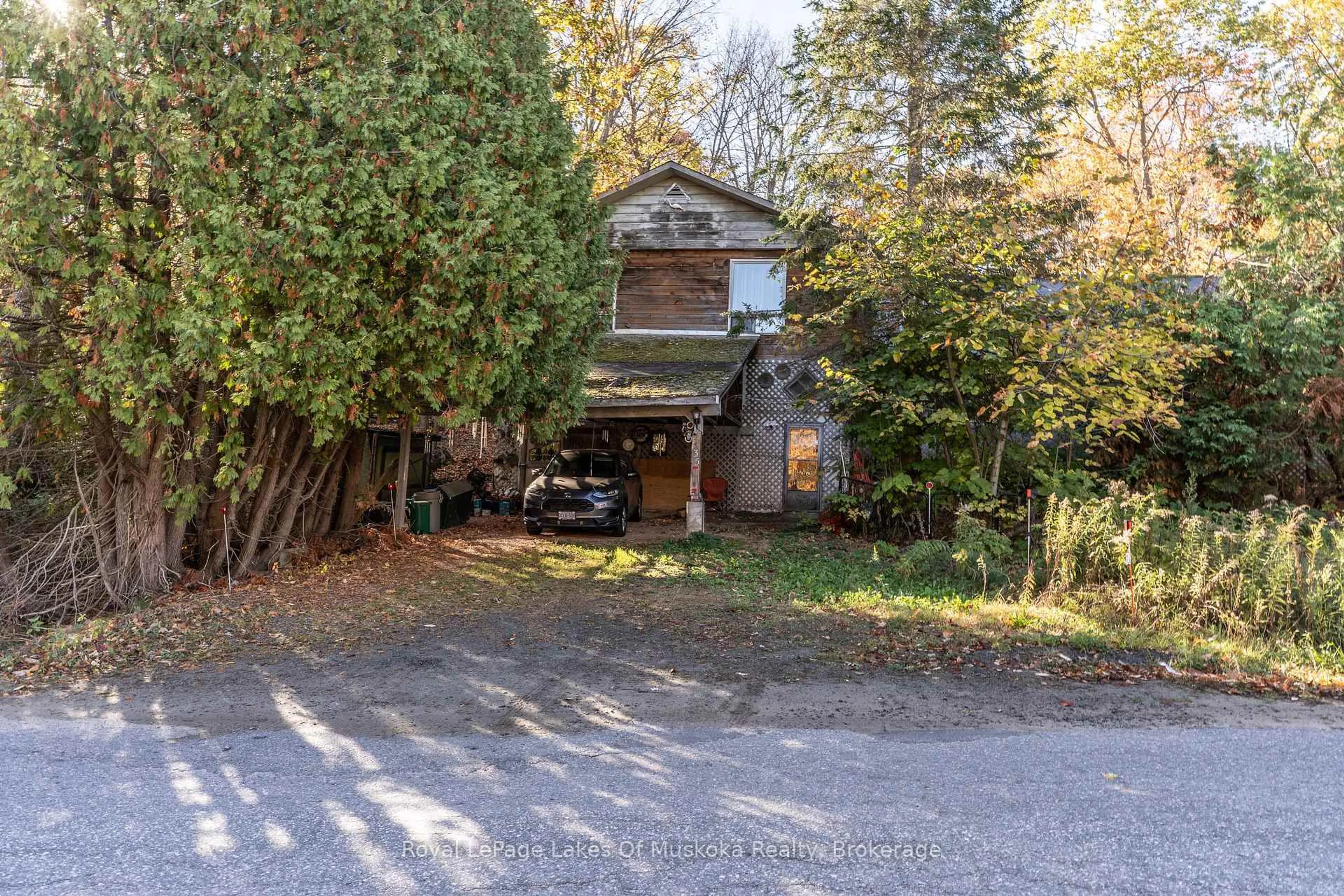 A pic from outside/outdoor area/front of a property/back of a property/a pic from drone, street for 135 Musquash Rd, Gravenhurst Ontario P1P 0E3
