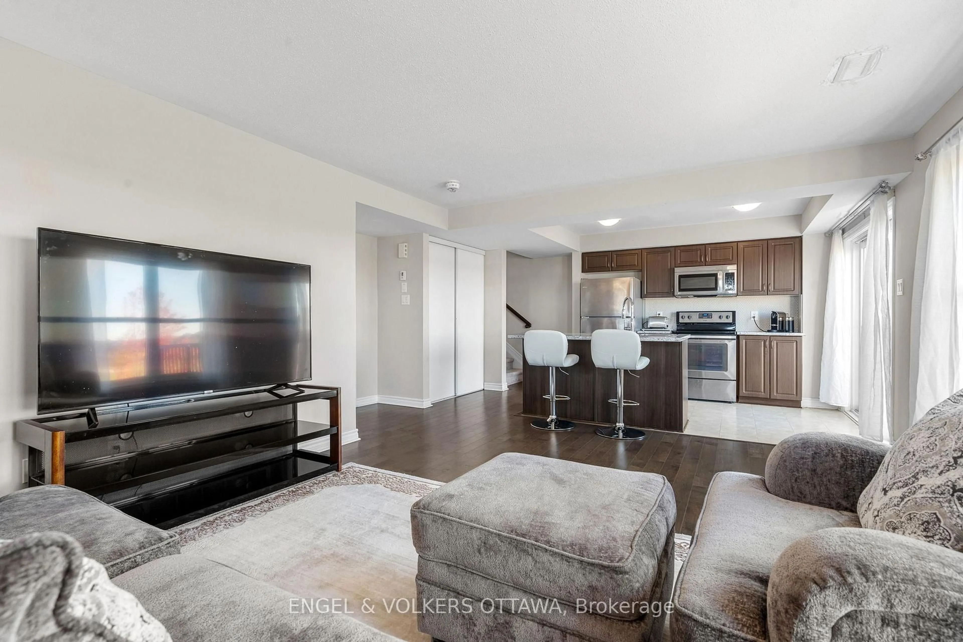 Living room with furniture, unknown for 743 Magnolia St #B, Ottawa Ontario K4A 1B7