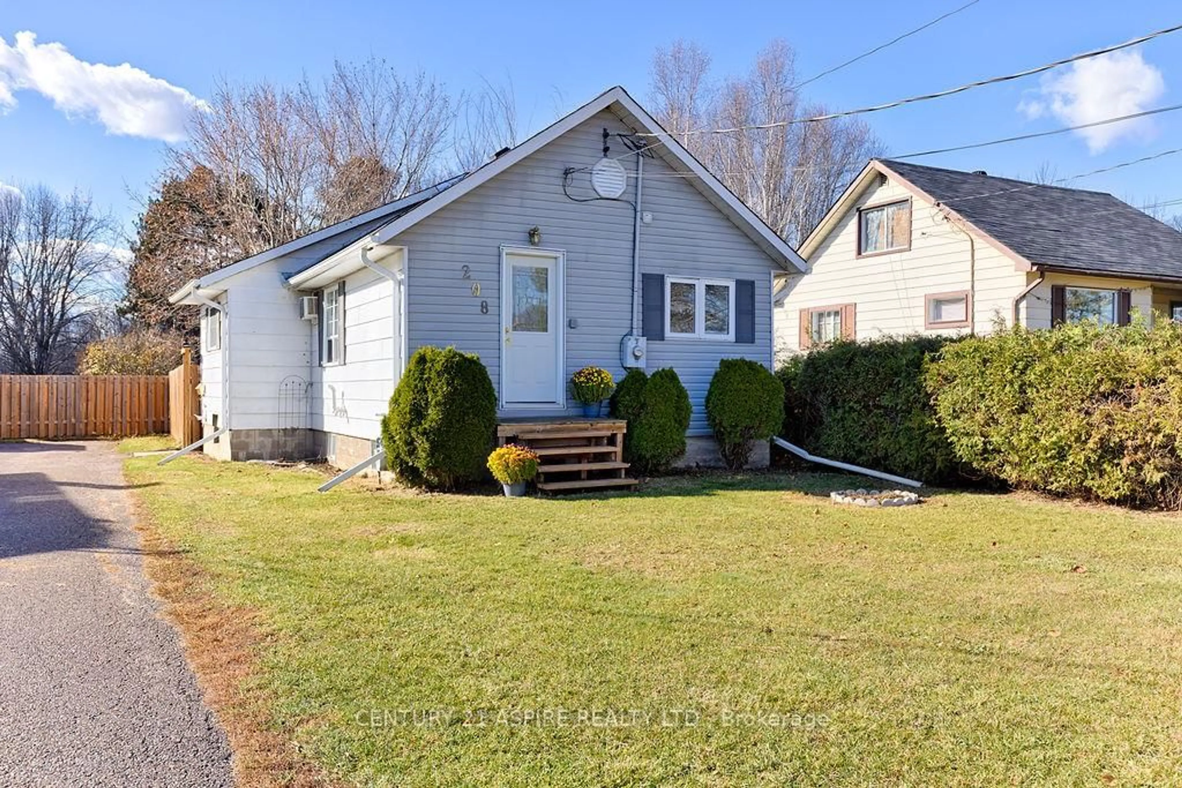 Home with vinyl exterior material, street for 208 Golf Course Rd, Laurentian Valley Ontario K8A 7B3