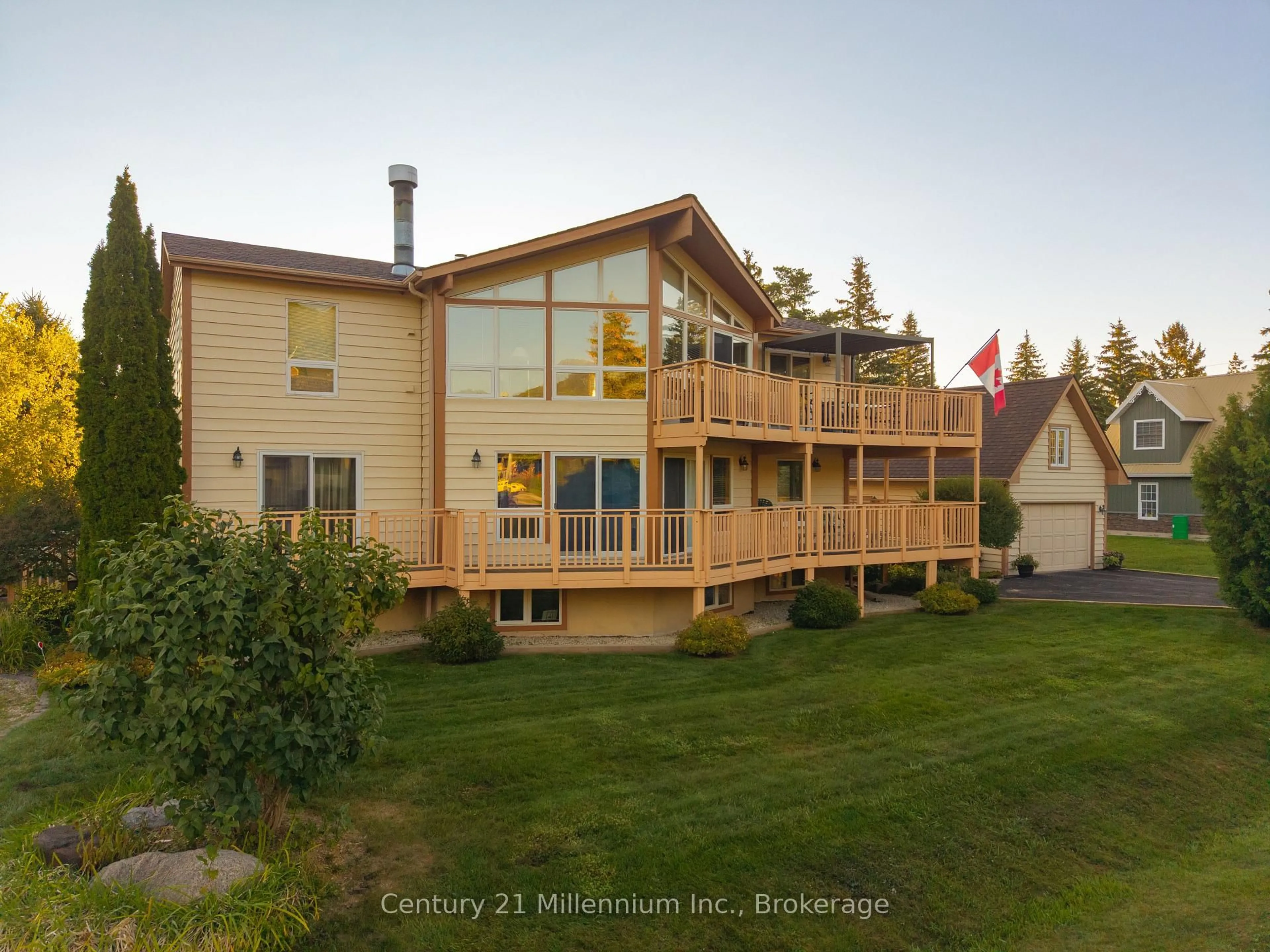 A pic from outside/outdoor area/front of a property/back of a property/a pic from drone, unknown for 130 Pioneer Lane, Blue Mountains Ontario L9Y 0M7