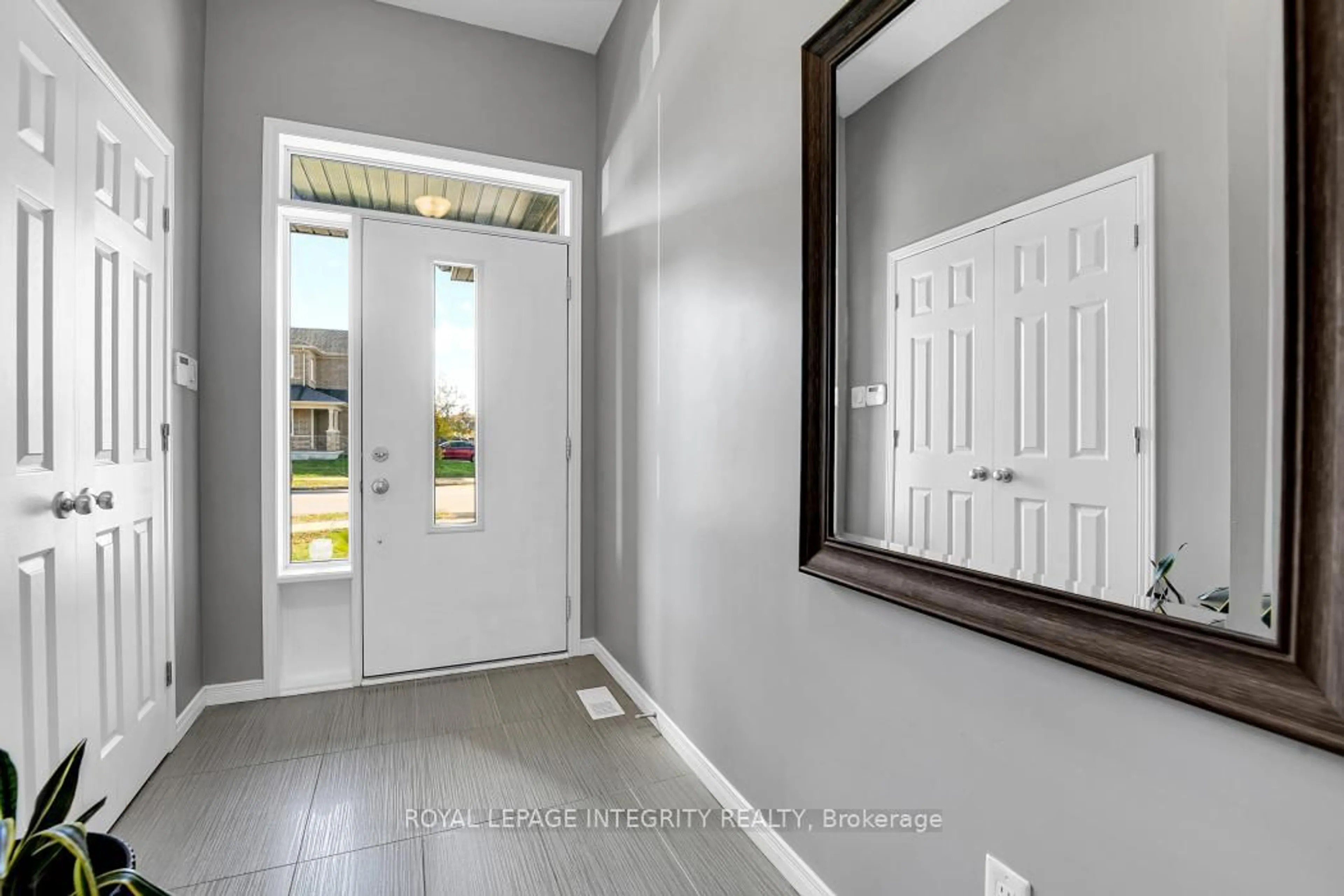 Indoor entryway for 515 Rouncey Rd, Ottawa Ontario K2S 1B6