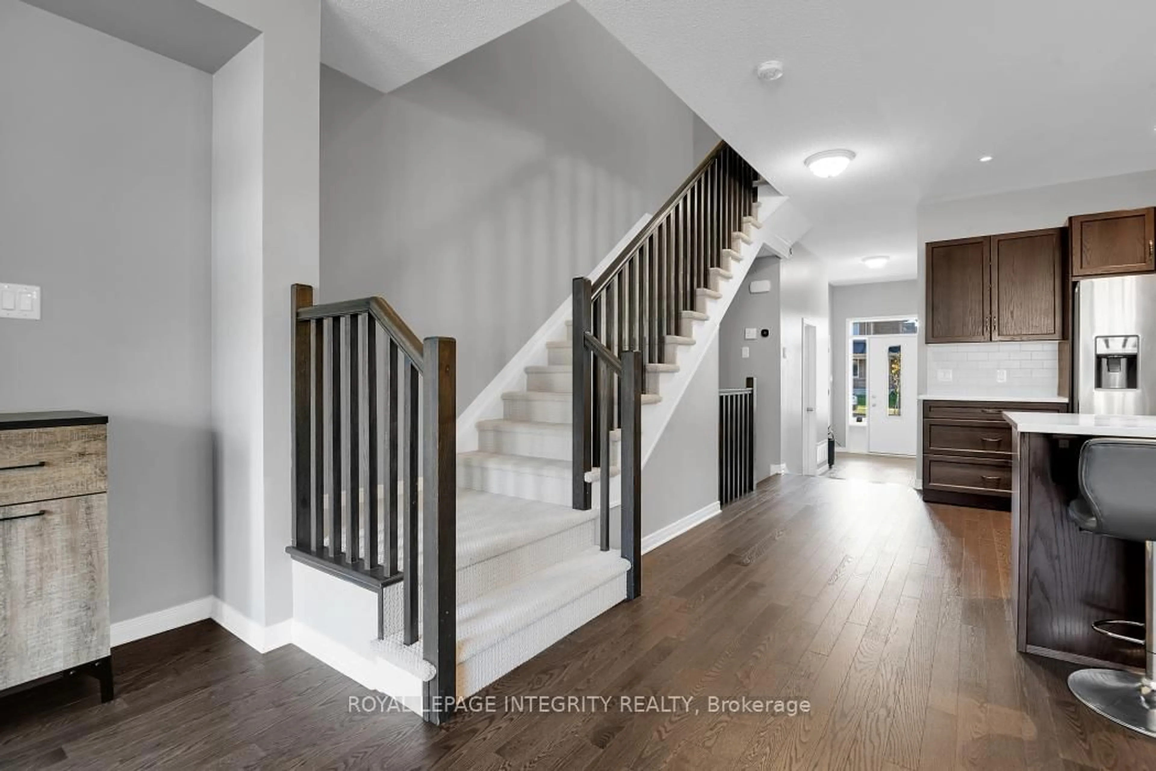 Indoor entryway for 515 Rouncey Rd, Ottawa Ontario K2S 1B6