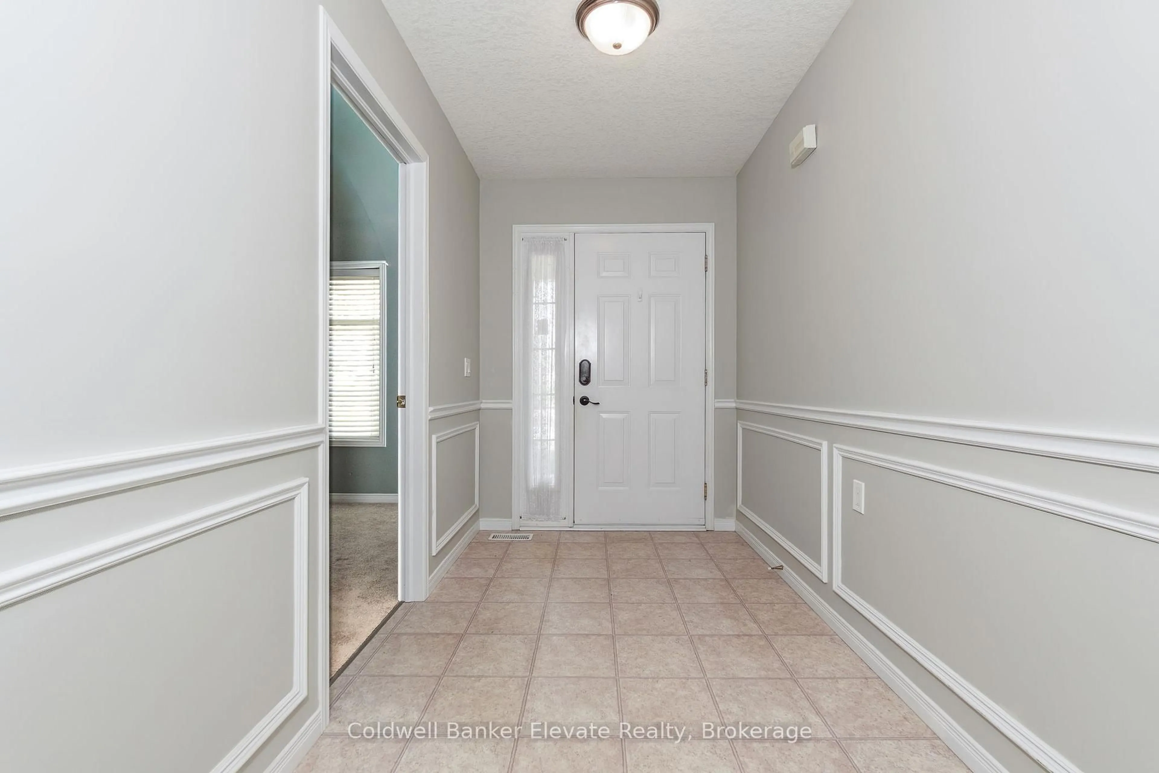 Indoor entryway for 2705 KINGSWAY Dr #17, Kitchener Ontario N2C 2T2