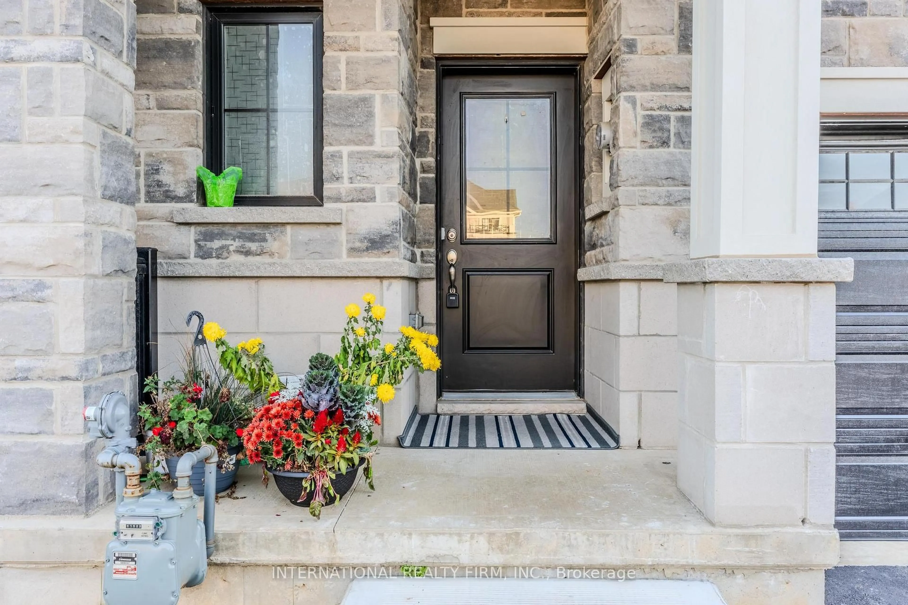 Indoor entryway for 155 Aquasanta Cres, Hamilton Ontario L9B 0J8