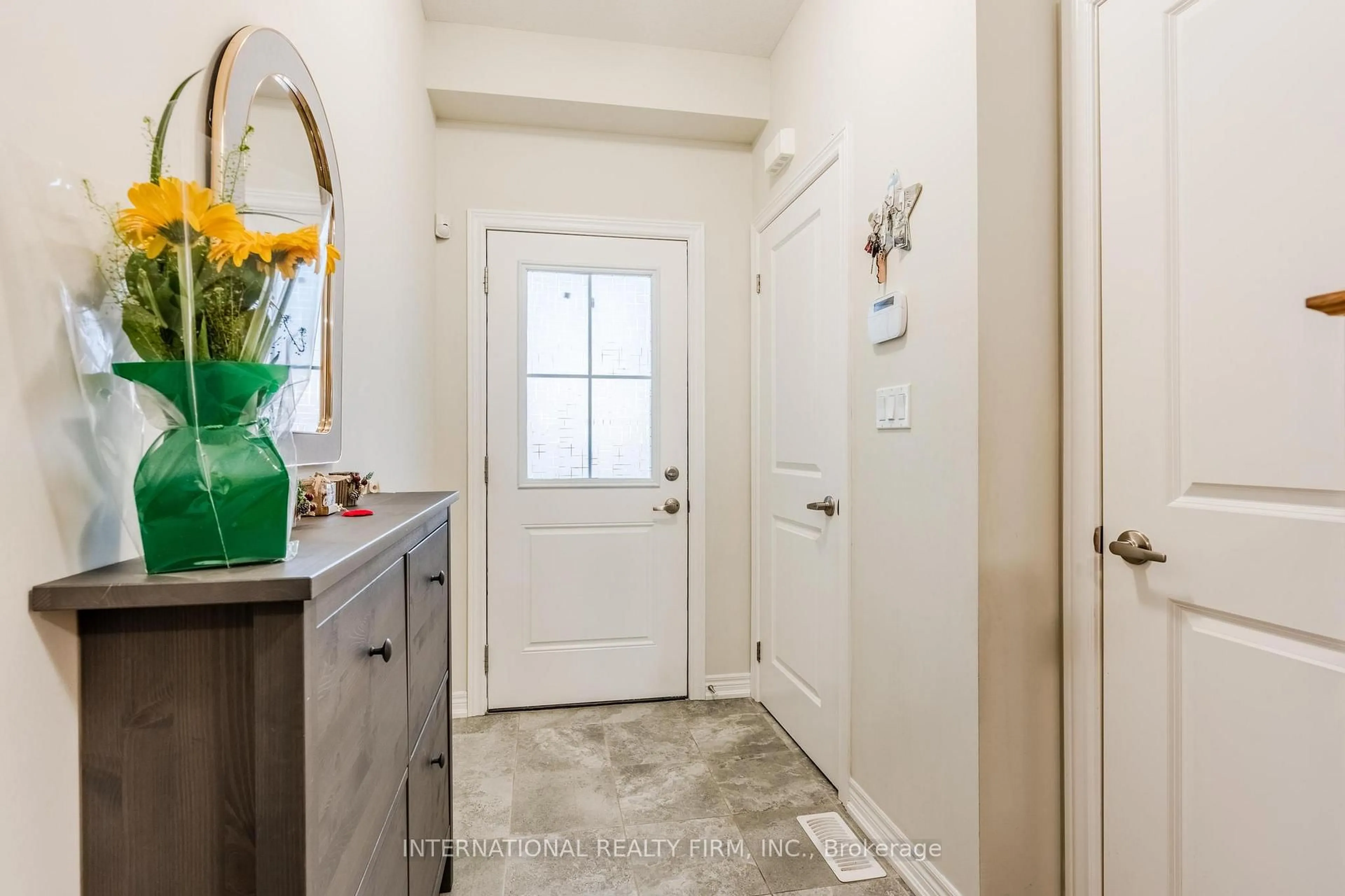 Indoor entryway for 155 Aquasanta Cres, Hamilton Ontario L9B 0J8