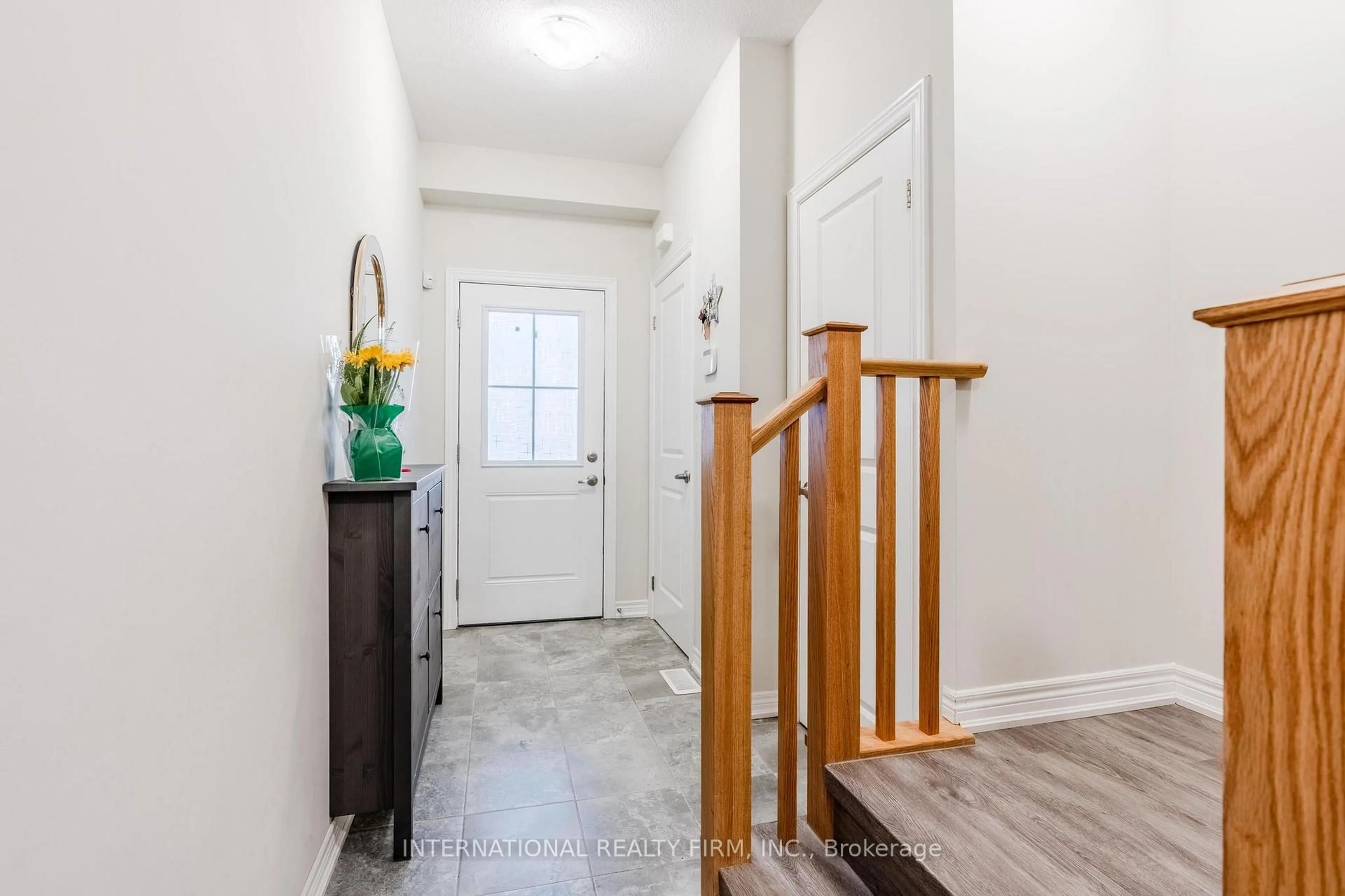 Indoor entryway for 155 Aquasanta Cres, Hamilton Ontario L9B 0J8