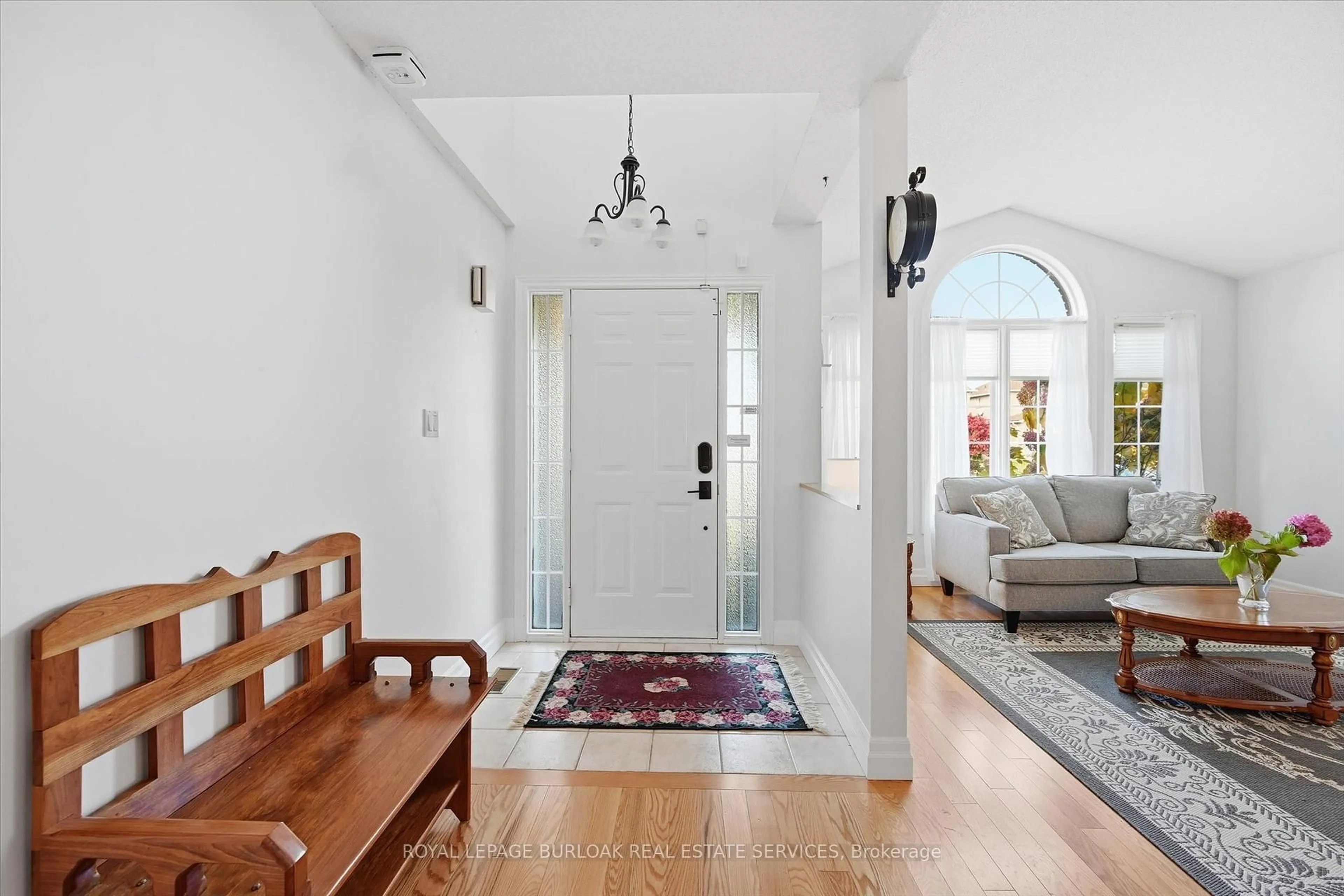 Indoor entryway for 44 Rockhaven Lane, Hamilton Ontario L8B 0J7