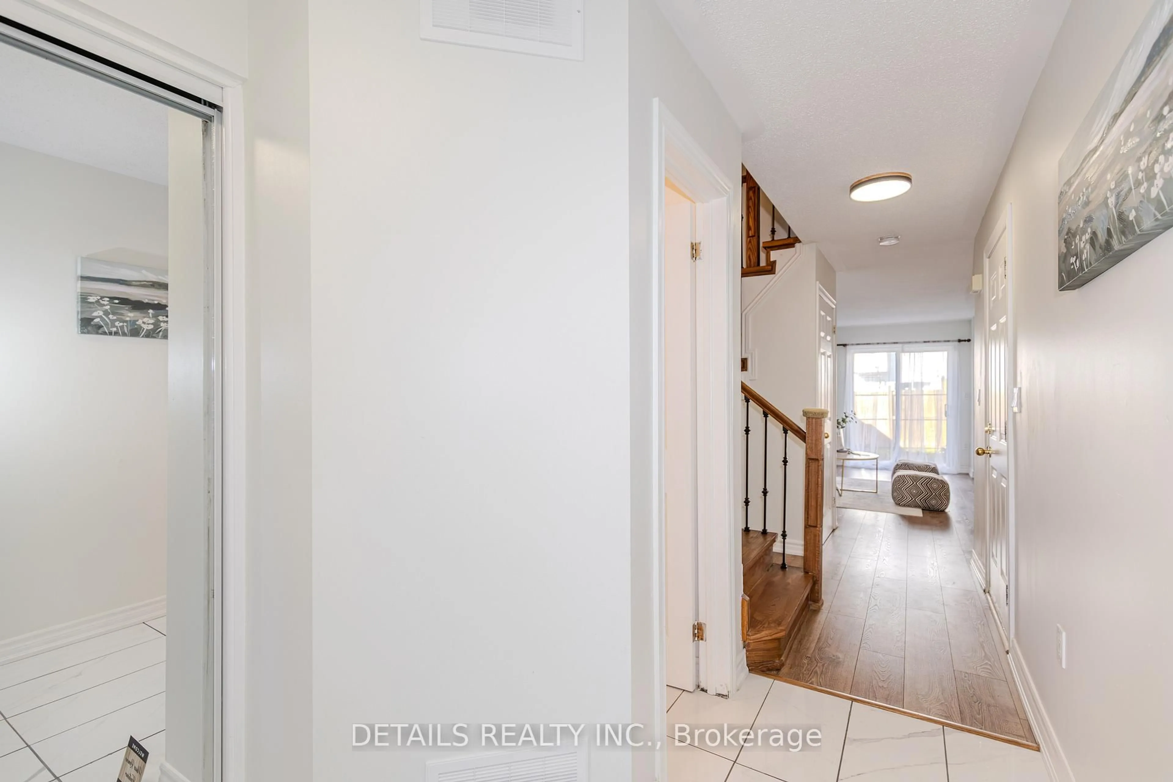 Indoor entryway for 2592 Crosscut Terr, Ottawa Ontario K1T 4A1