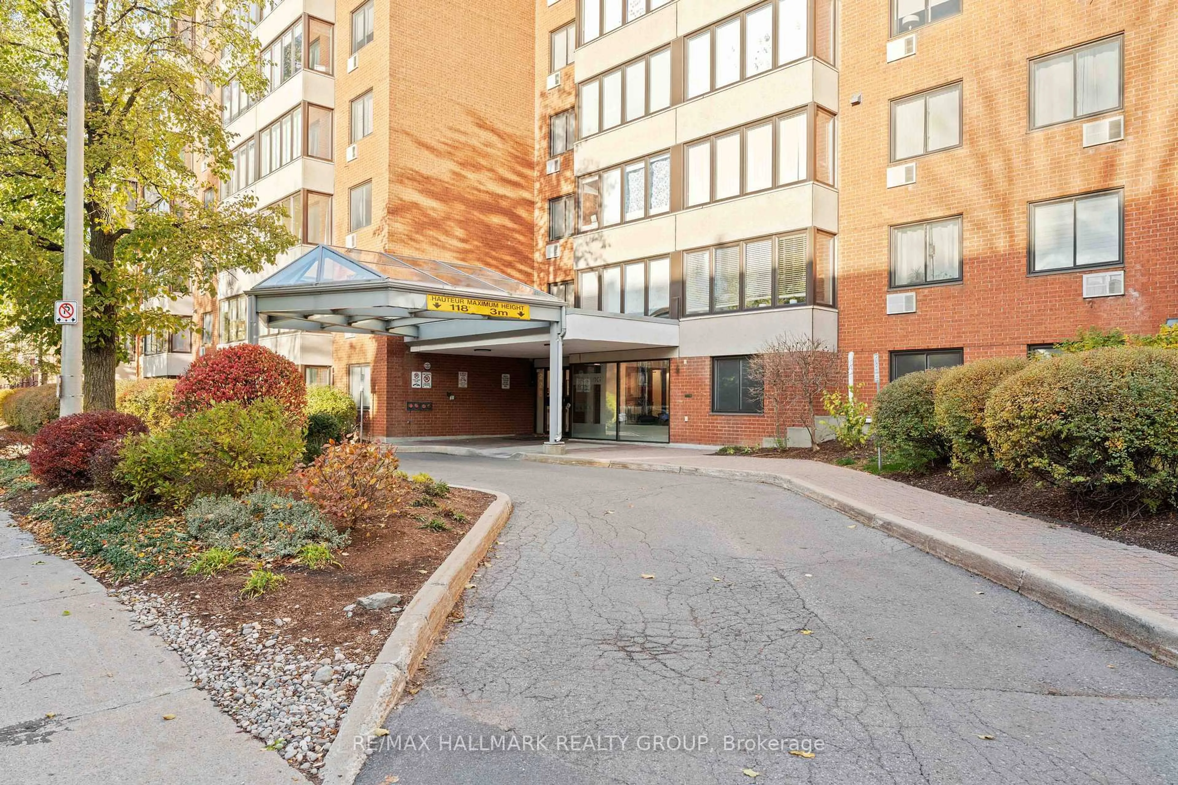 Indoor foyer for 225 Alvin Rd #310, Ottawa Ontario K1K 4H6