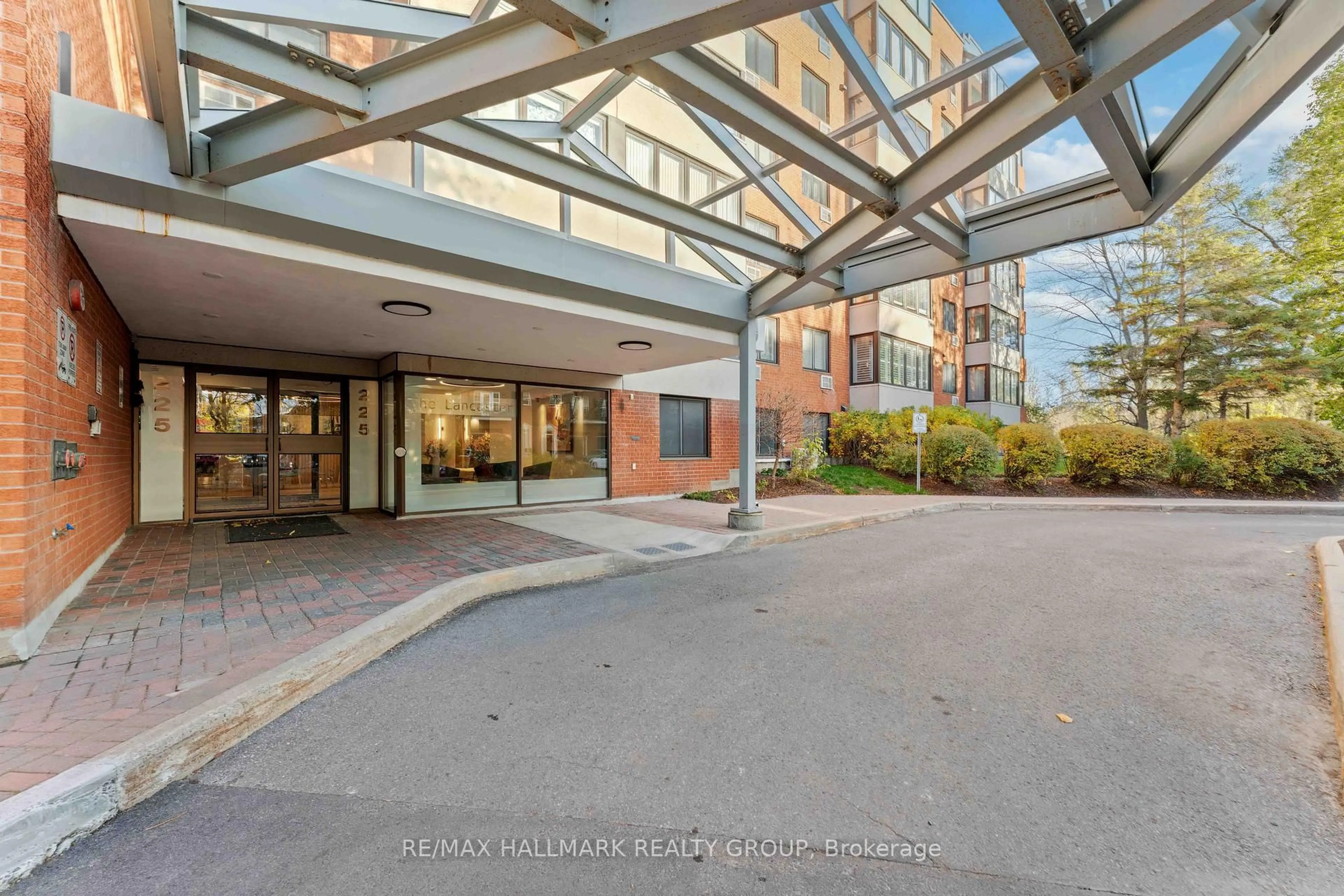 Indoor foyer for 225 Alvin Rd #310, Ottawa Ontario K1K 4H6