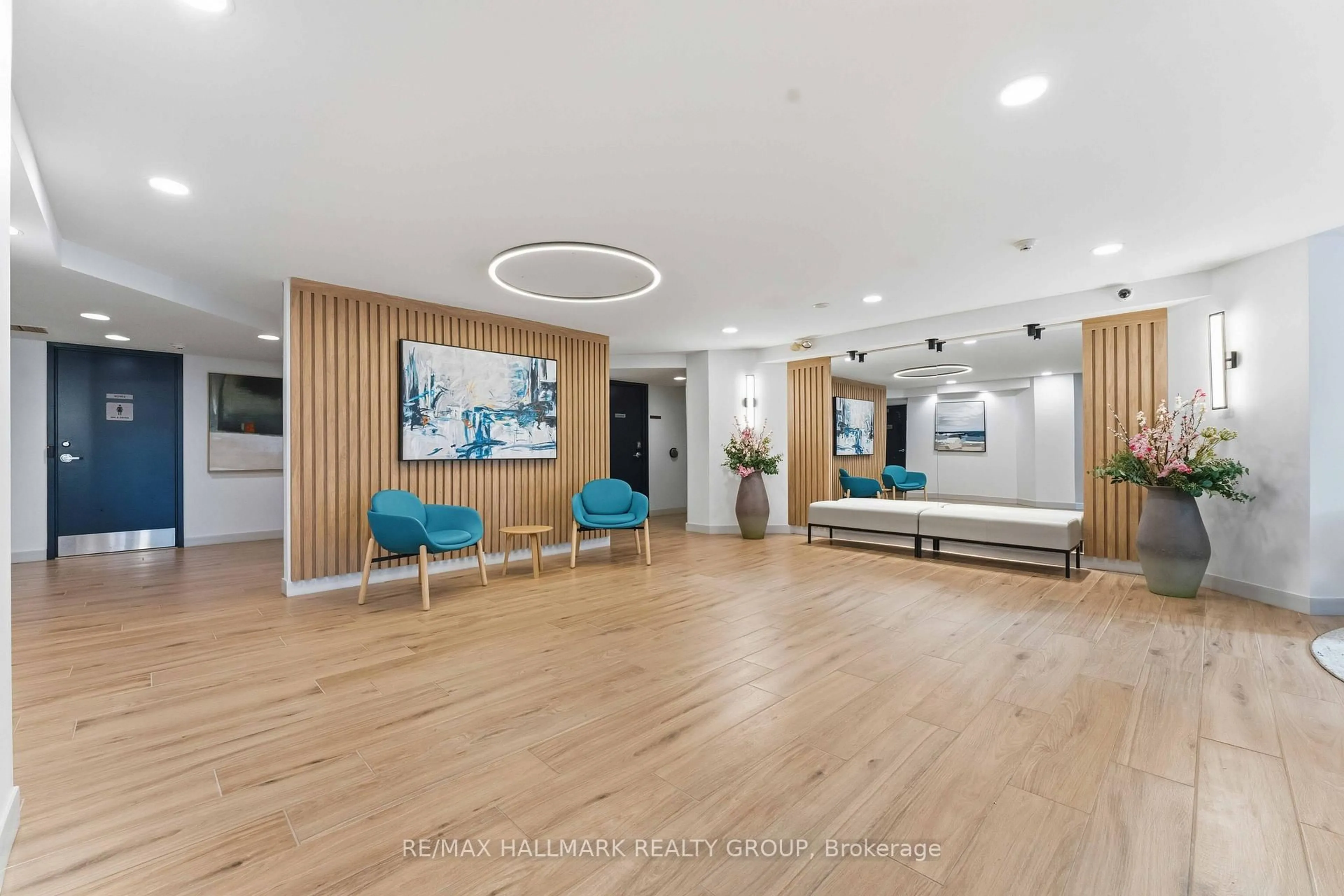 Indoor foyer for 225 Alvin Rd #310, Ottawa Ontario K1K 4H6