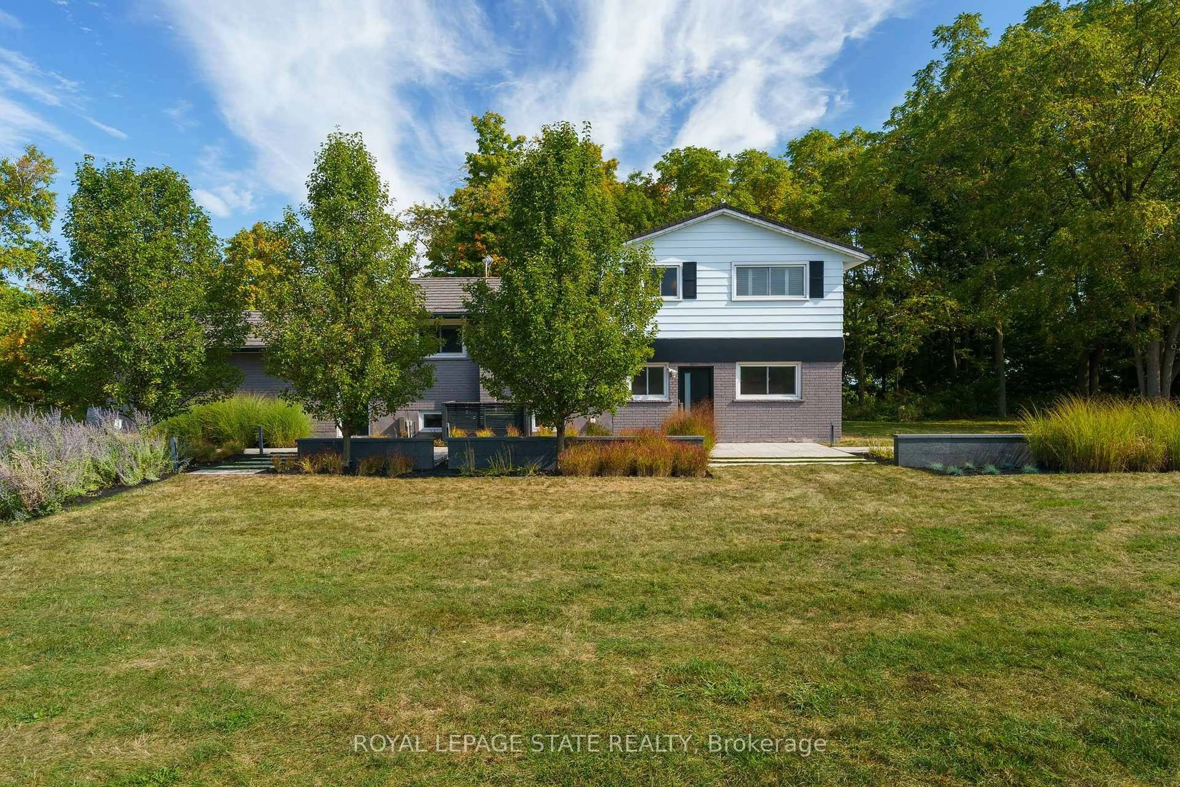 A pic from outside/outdoor area/front of a property/back of a property/a pic from drone, unknown for 4373 Thirty Rd, Lincoln Ontario L0R 1B2