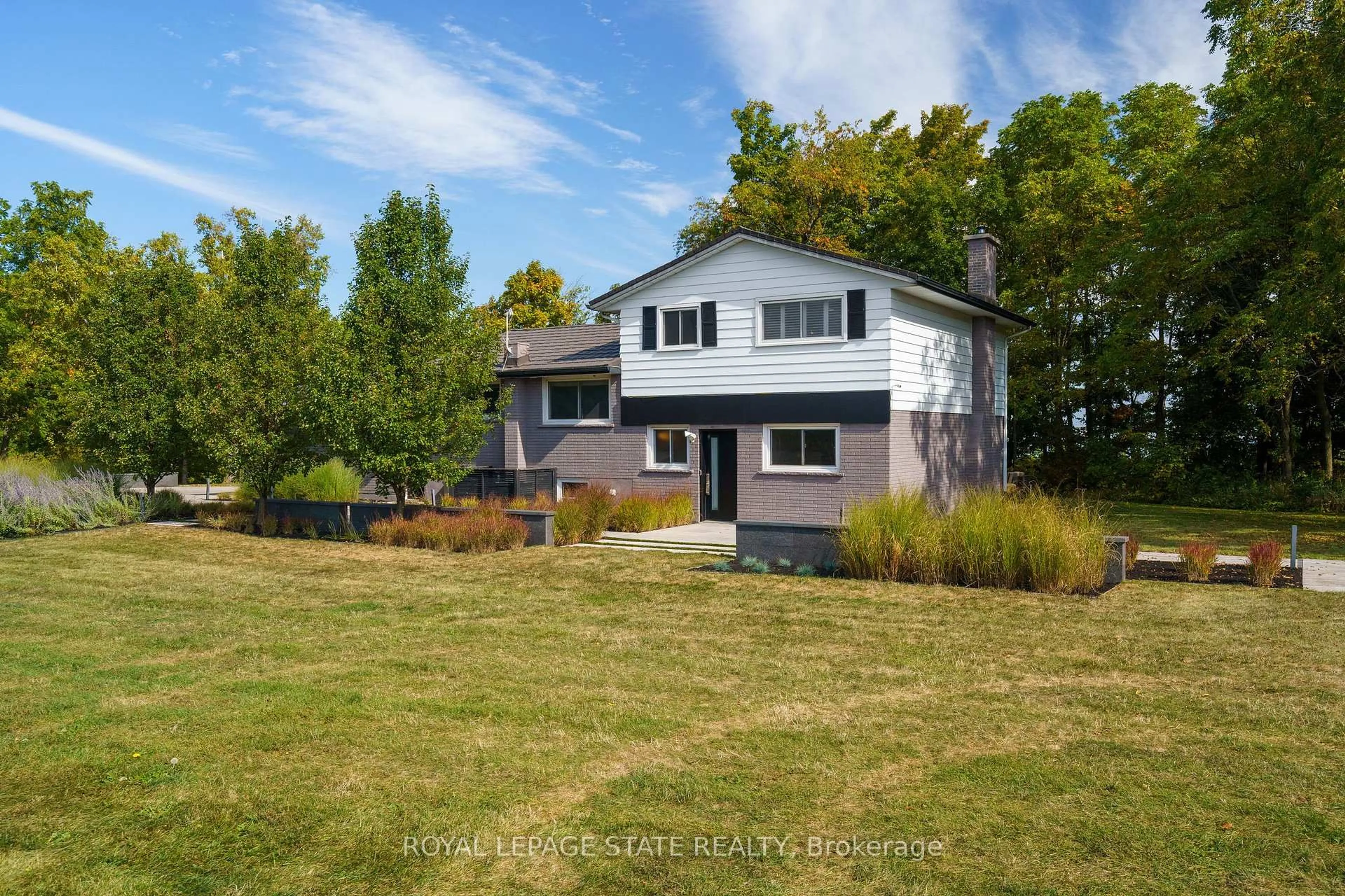 A pic from outside/outdoor area/front of a property/back of a property/a pic from drone, unknown for 4373 Thirty Rd, Lincoln Ontario L0R 1B2