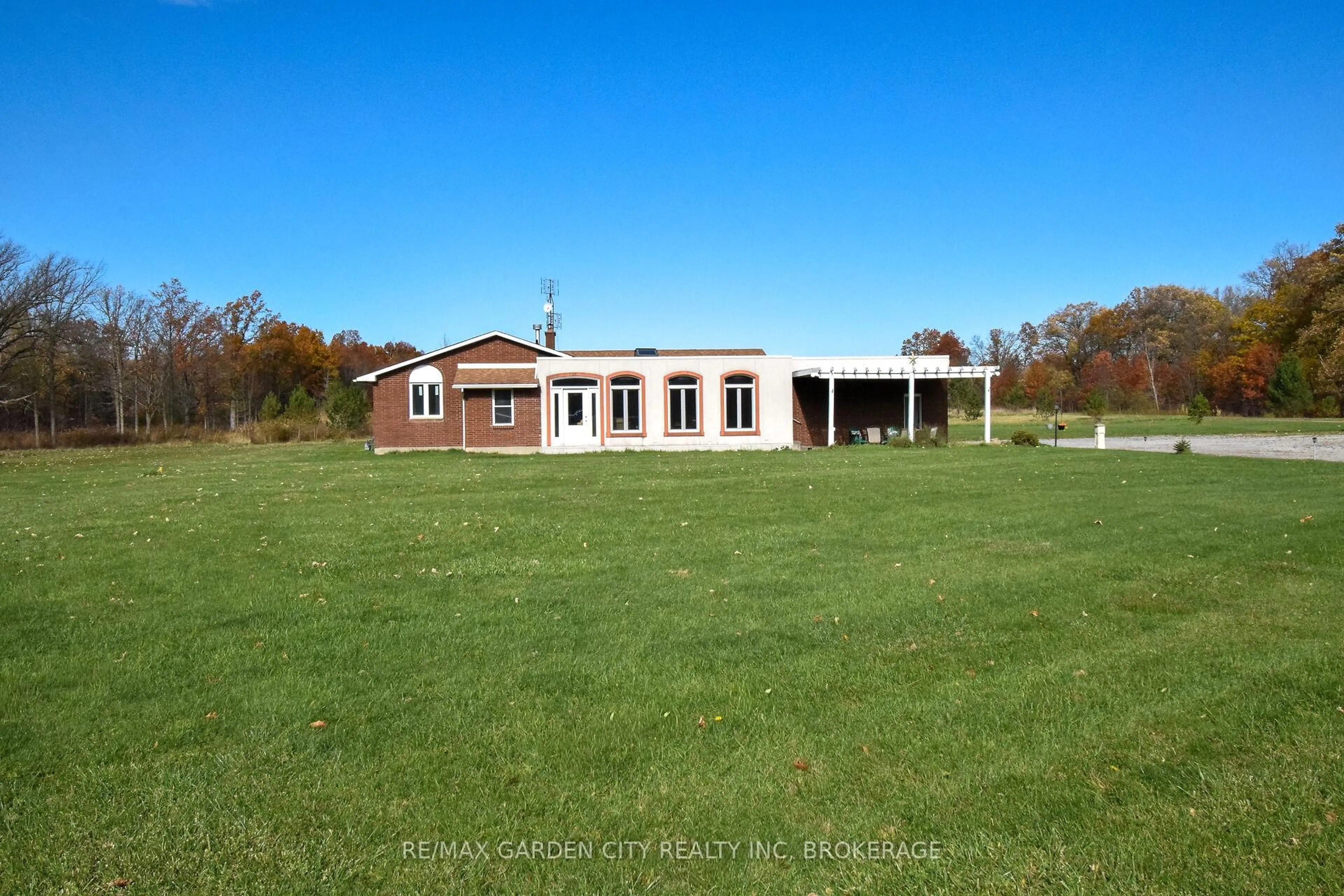 A pic from outside/outdoor area/front of a property/back of a property/a pic from drone, building for 9735 CARL Rd, Niagara Falls Ontario L0S 1K0