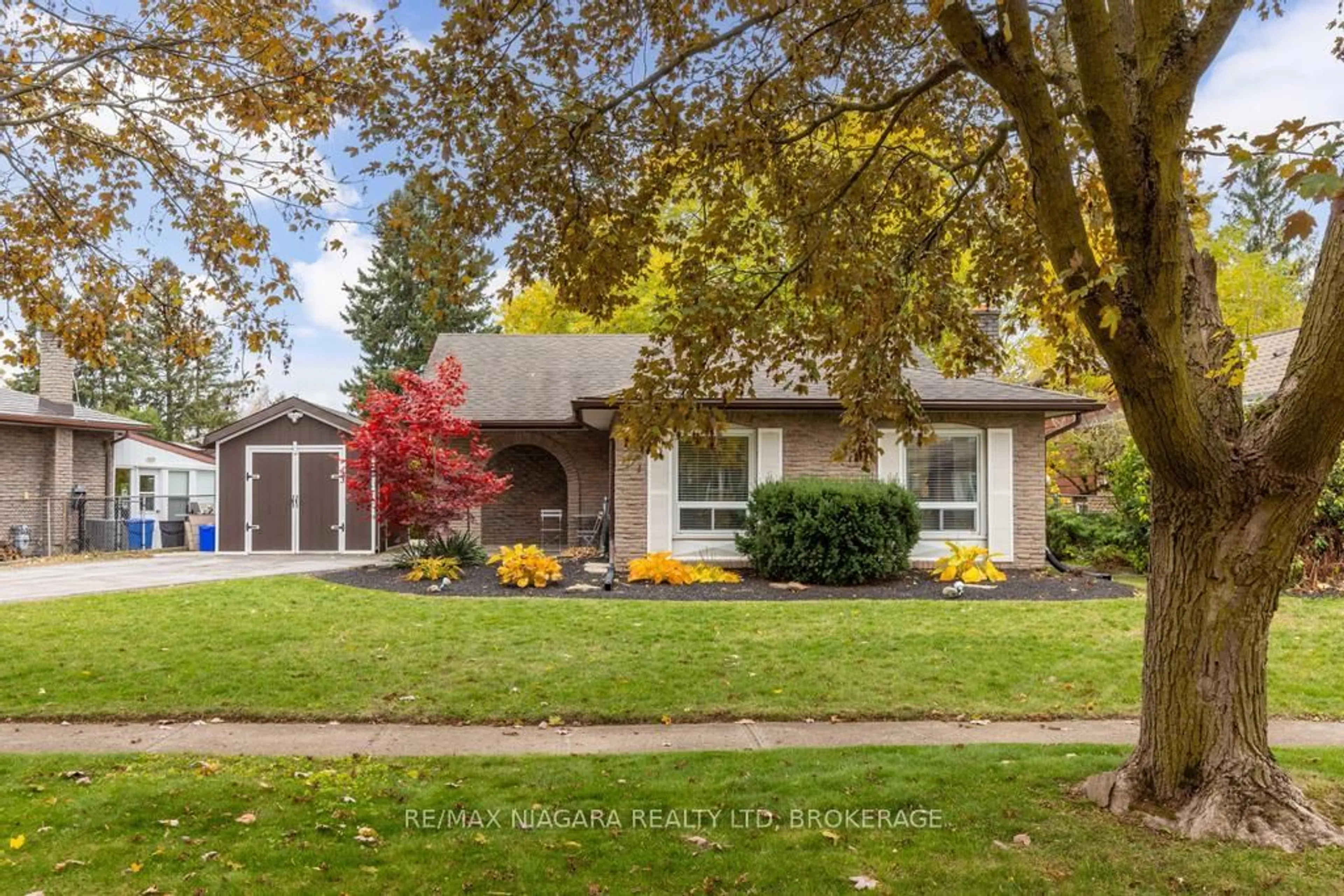 Home with vinyl exterior material, street for 5674 Hillcrest Cres, Niagara Falls Ontario L2J 2A5