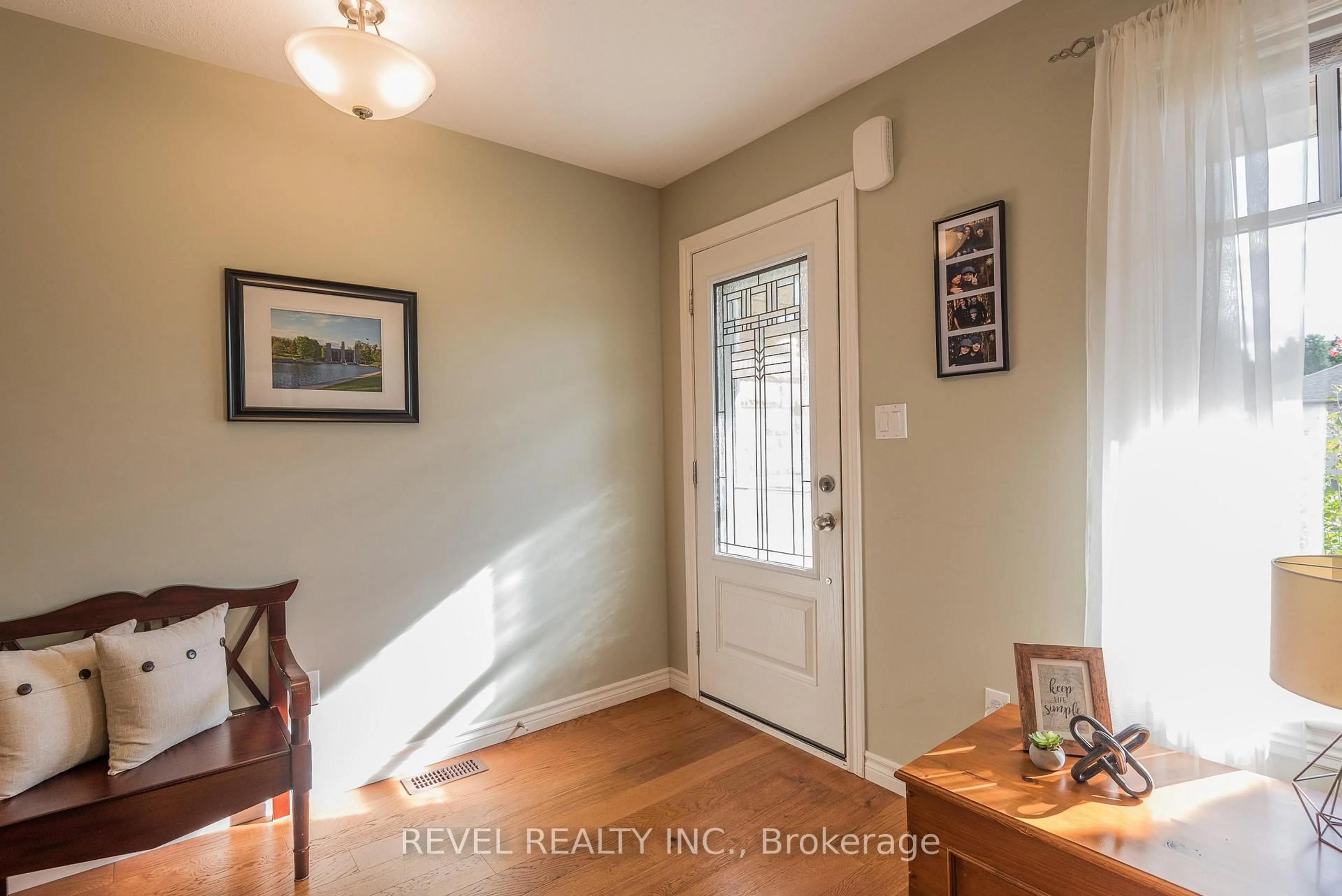 Indoor entryway for 89 Laurent Blvd, Kawartha Lakes Ontario K9V 0G9