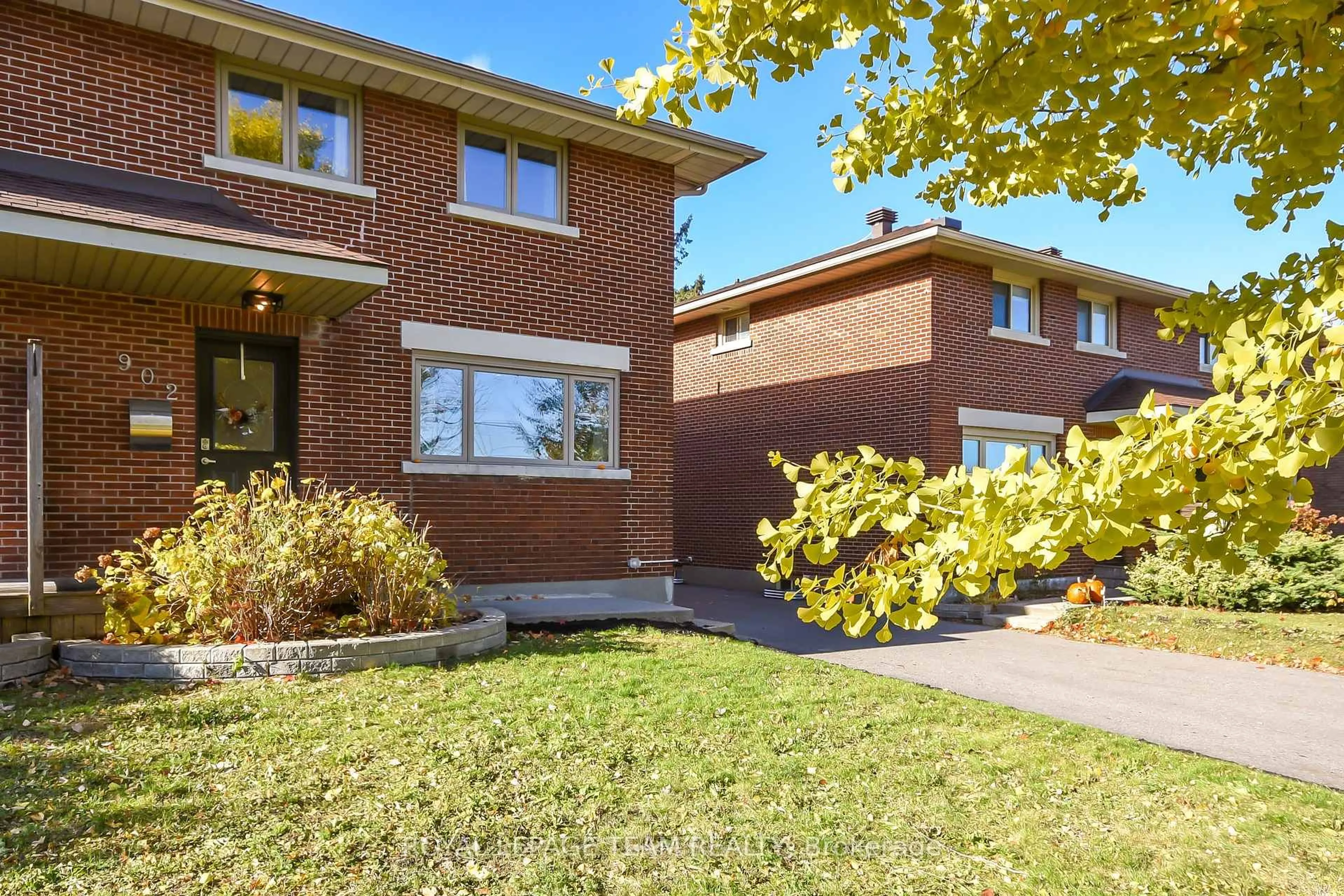 Home with brick exterior material, street for 902 Broadview Ave, Ottawa Ontario K2A 2M5
