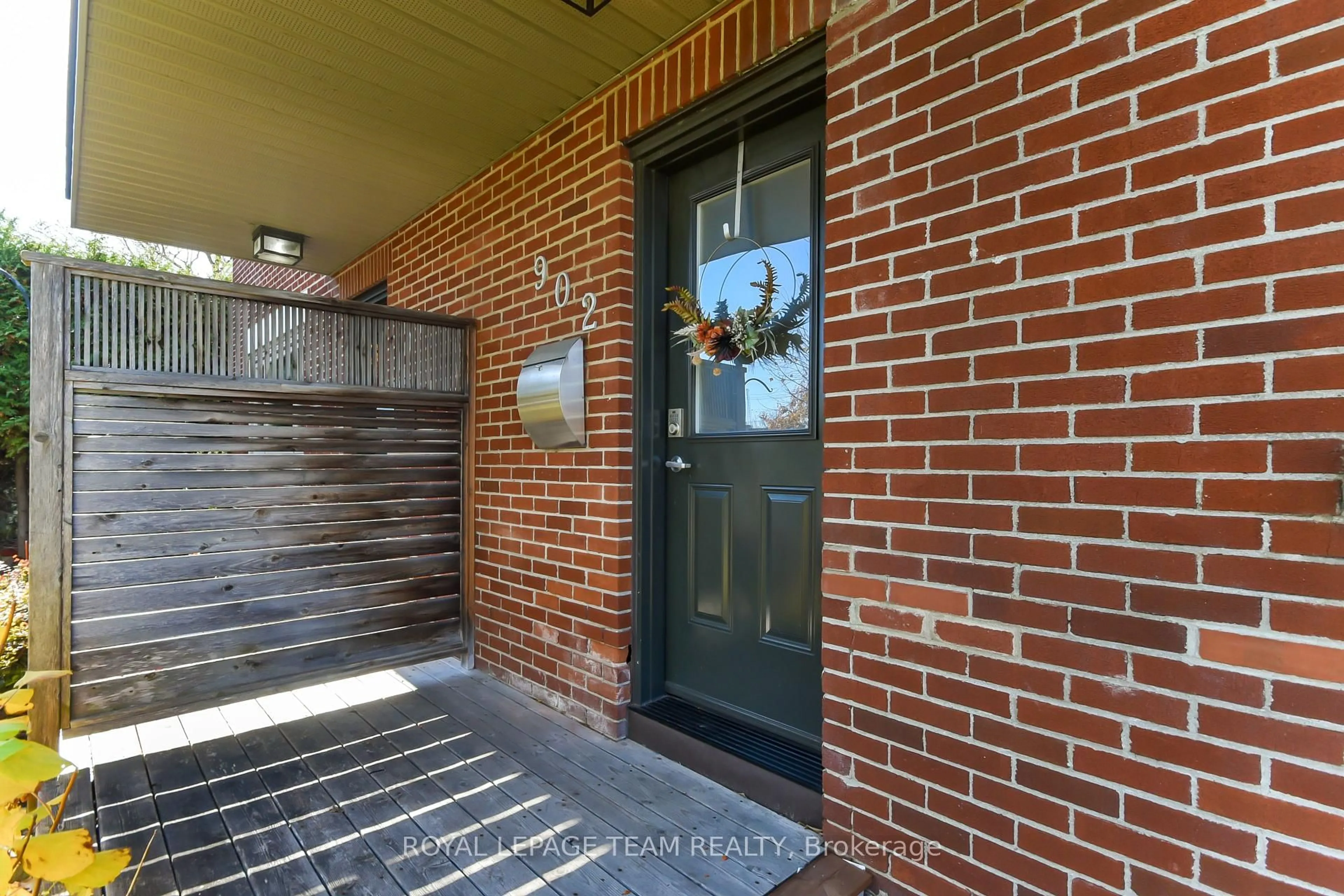 Indoor entryway for 902 Broadview Ave, Ottawa Ontario K2A 2M5