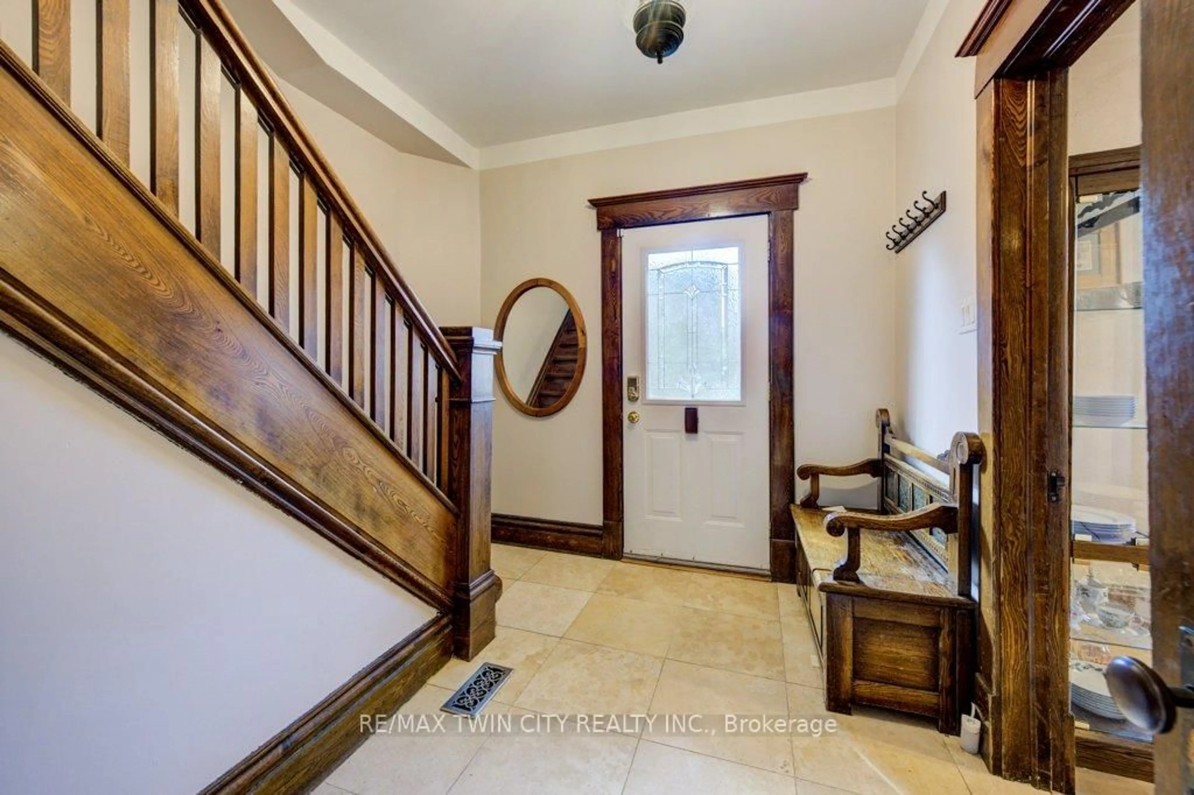 Indoor entryway for 207 Hedley St, Cambridge Ontario N3H 3X9