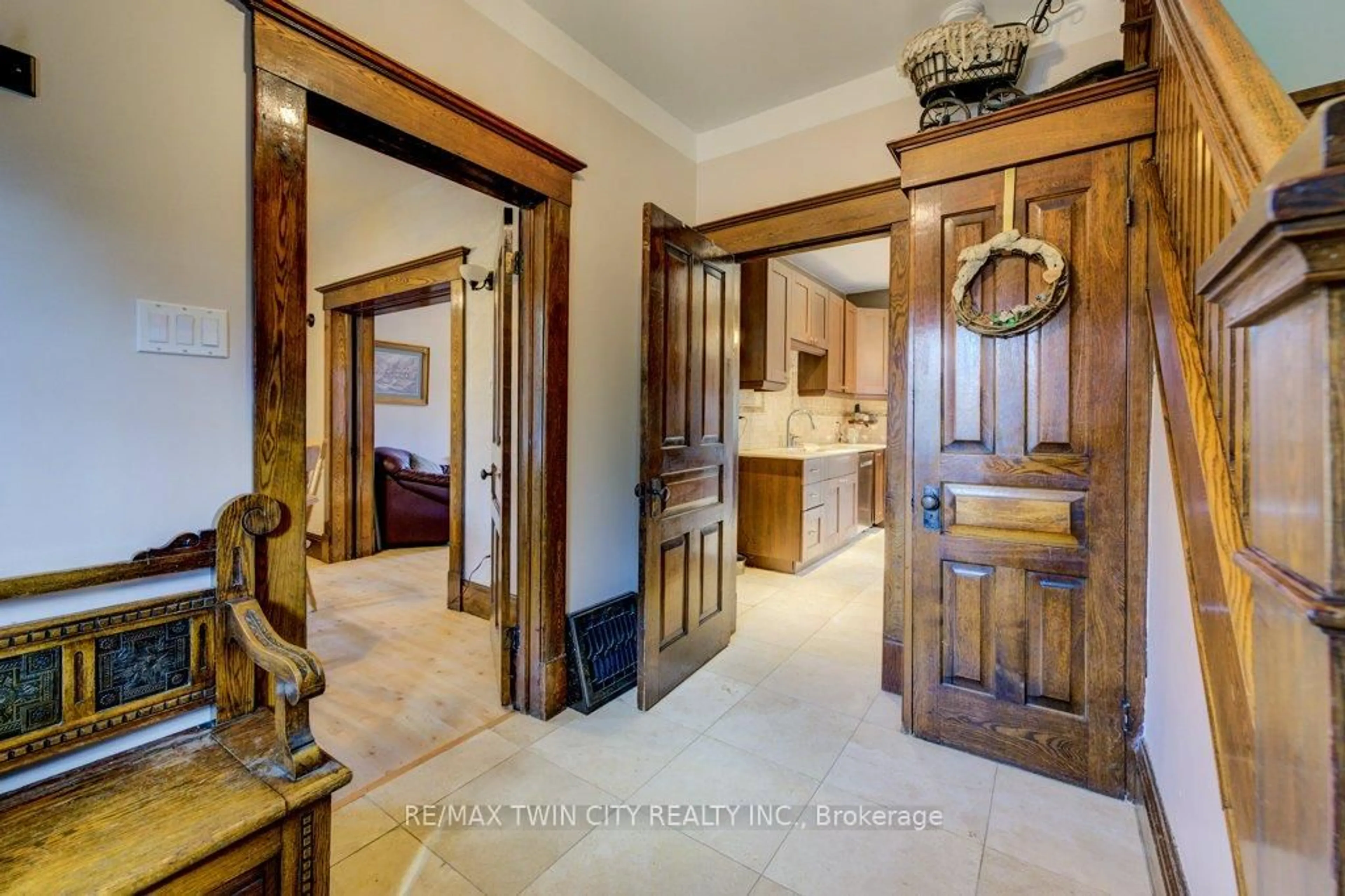 Indoor entryway for 207 Hedley St, Cambridge Ontario N3H 3X9