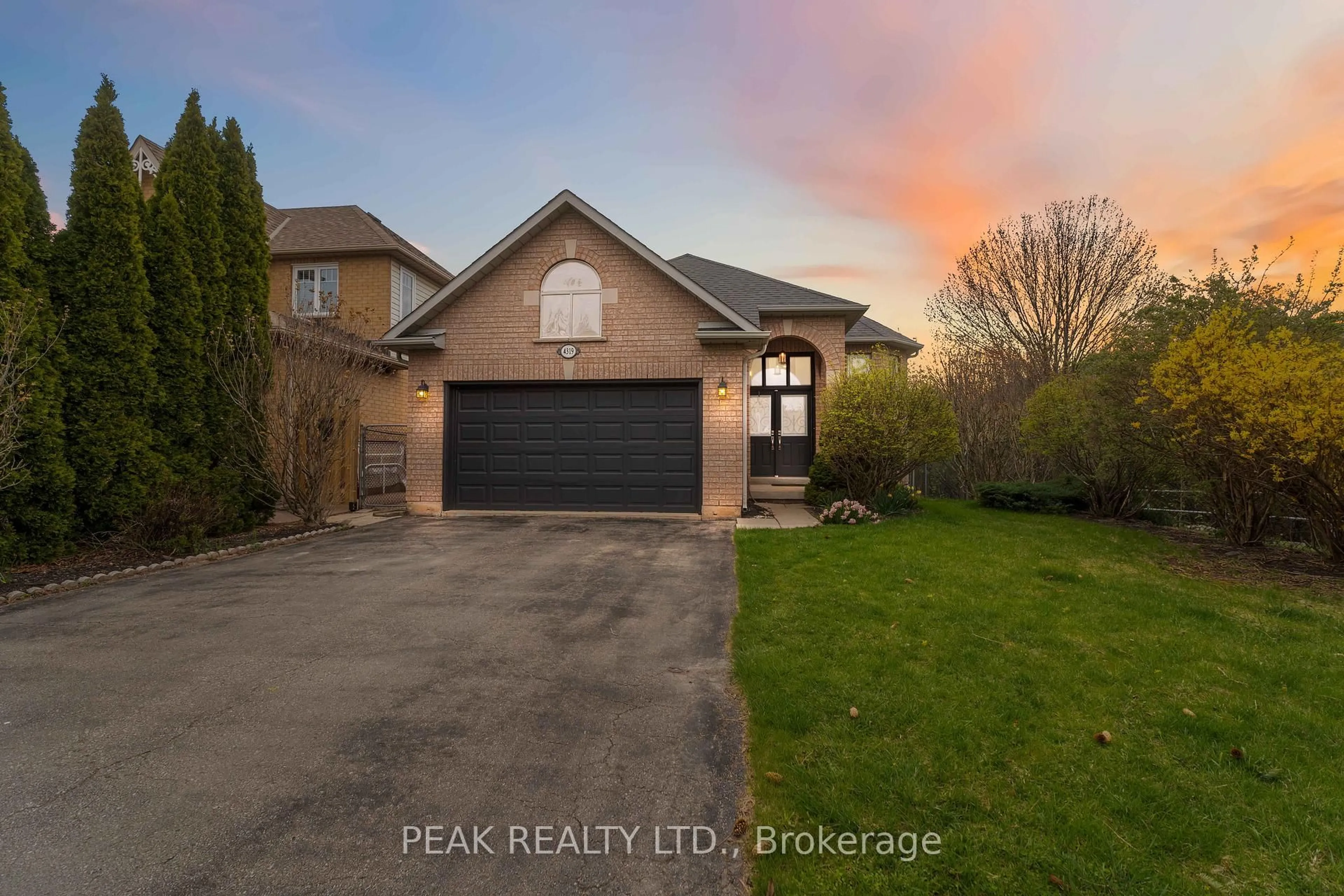 A pic from outside/outdoor area/front of a property/back of a property/a pic from drone, water/lake/river/ocean view for 4319 Arejay Ave, Lincoln Ontario L0R 1B6