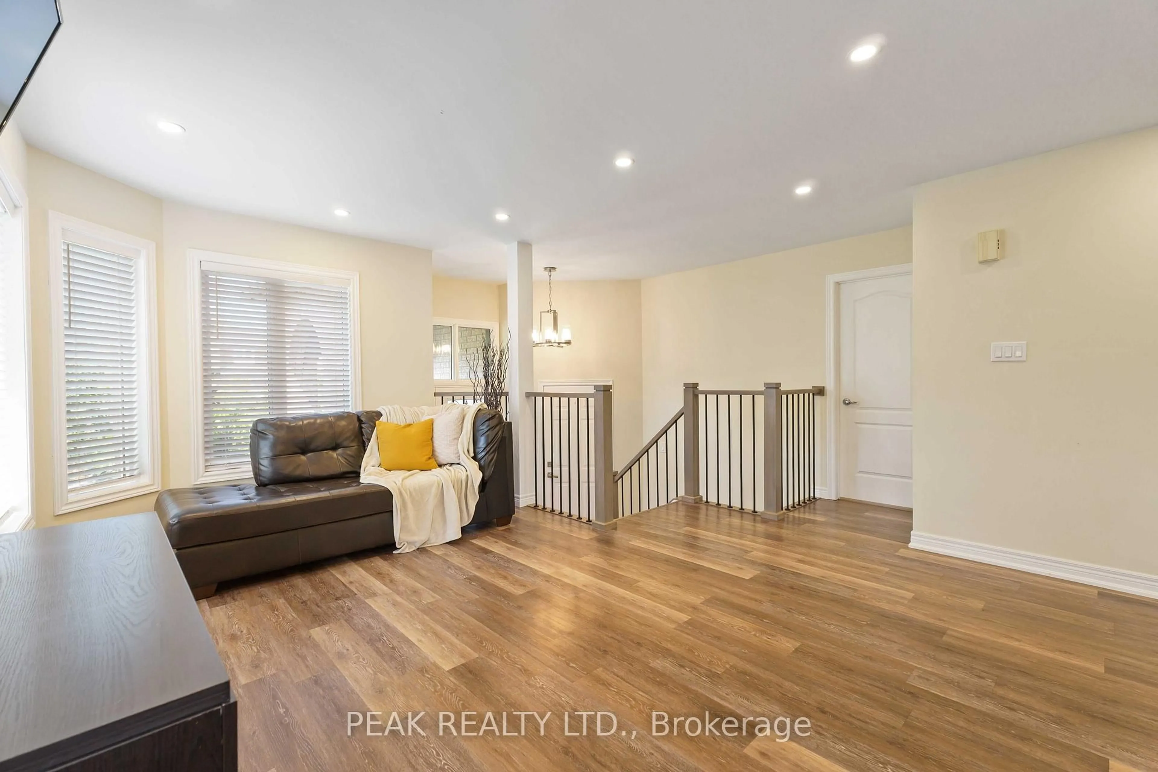 Living room with furniture, wood/laminate floor for 4319 Arejay Ave, Lincoln Ontario L0R 1B6