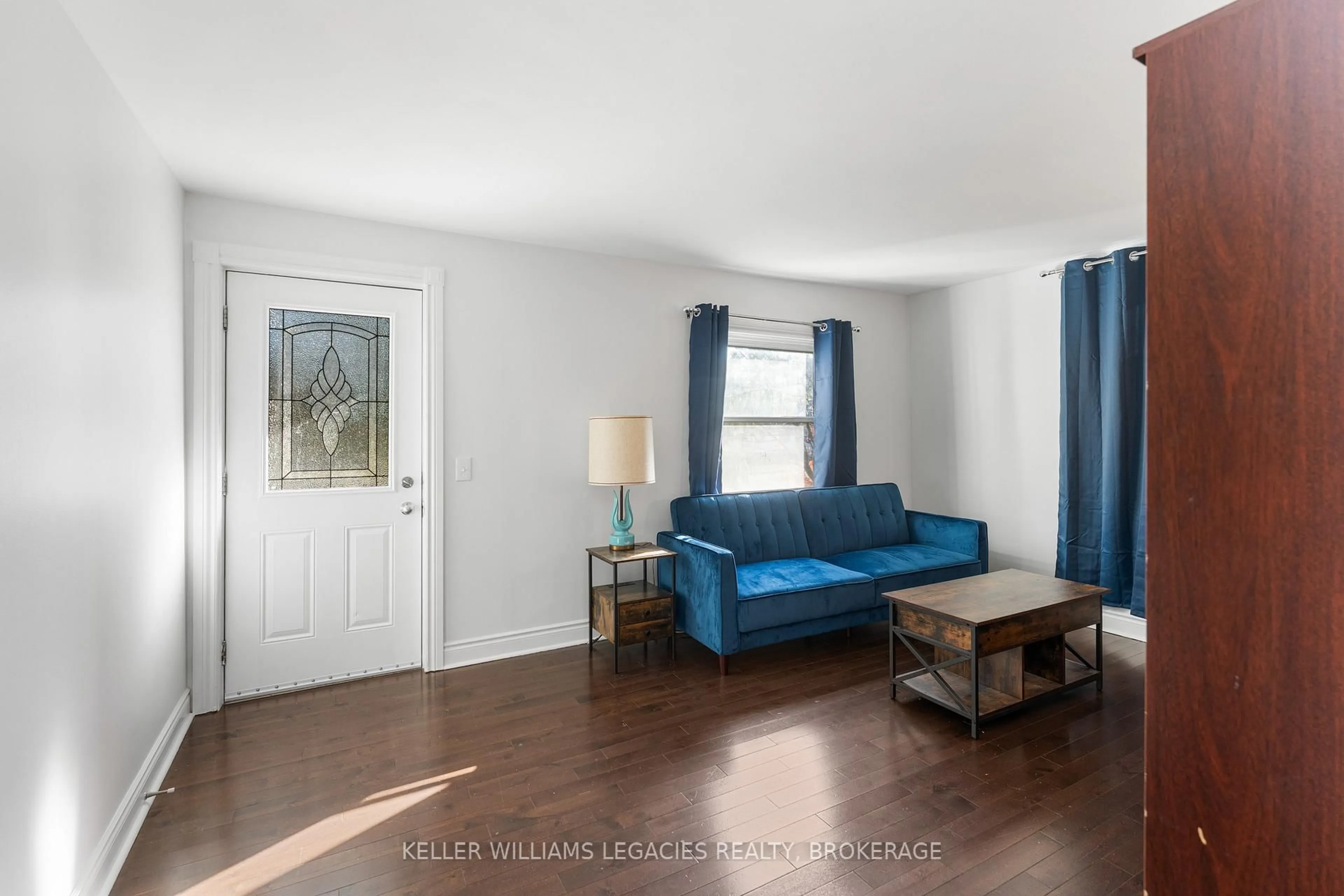 Living room with furniture, wood/laminate floor for 1202 MONTREAL St, Kingston Ontario K7K 3L1