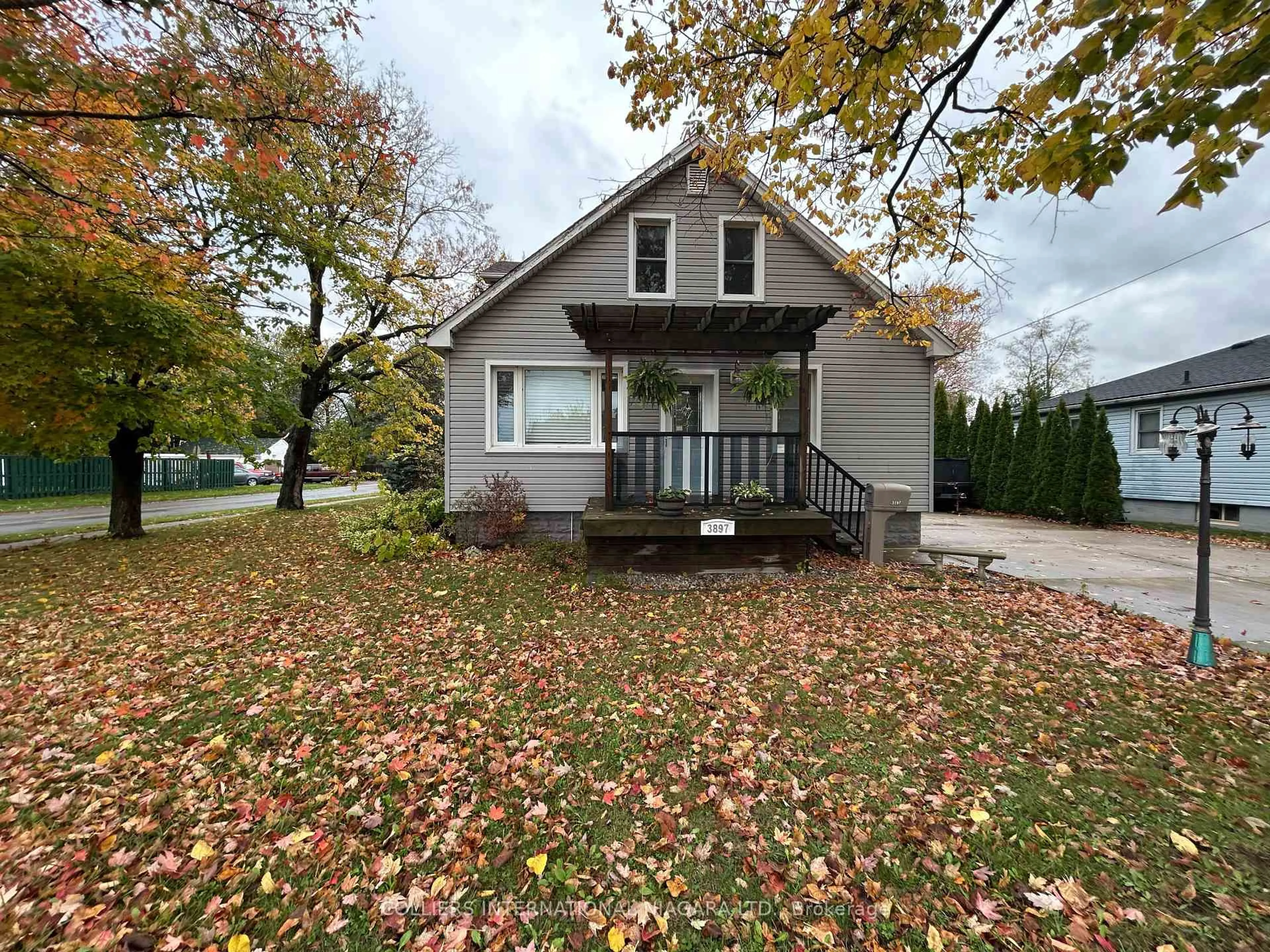 A pic from outside/outdoor area/front of a property/back of a property/a pic from drone, street for 3897 Welland St, Niagara Falls Ontario L2G 6J5