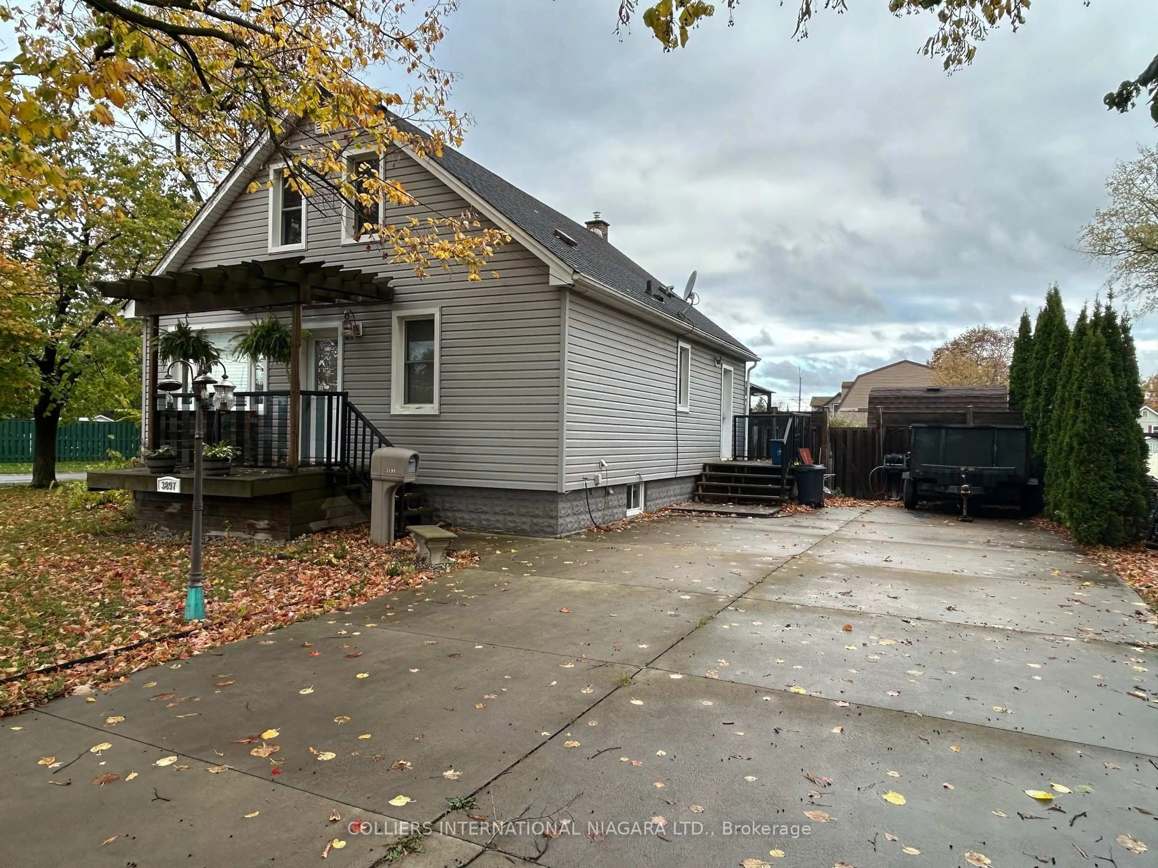 A pic from outside/outdoor area/front of a property/back of a property/a pic from drone, street for 3897 Welland St, Niagara Falls Ontario L2G 6J5