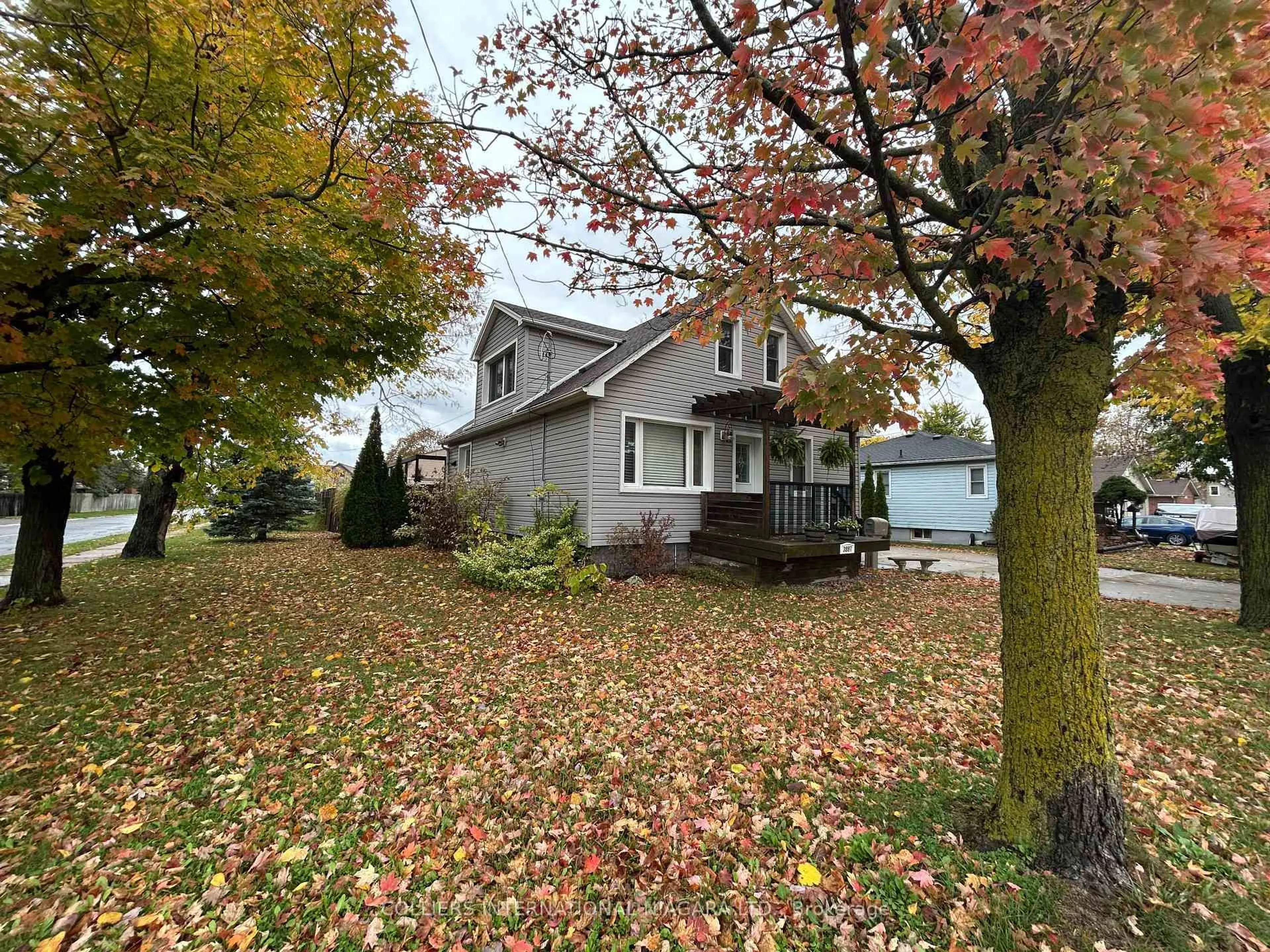 A pic from outside/outdoor area/front of a property/back of a property/a pic from drone, street for 3897 Welland St, Niagara Falls Ontario L2G 6J5