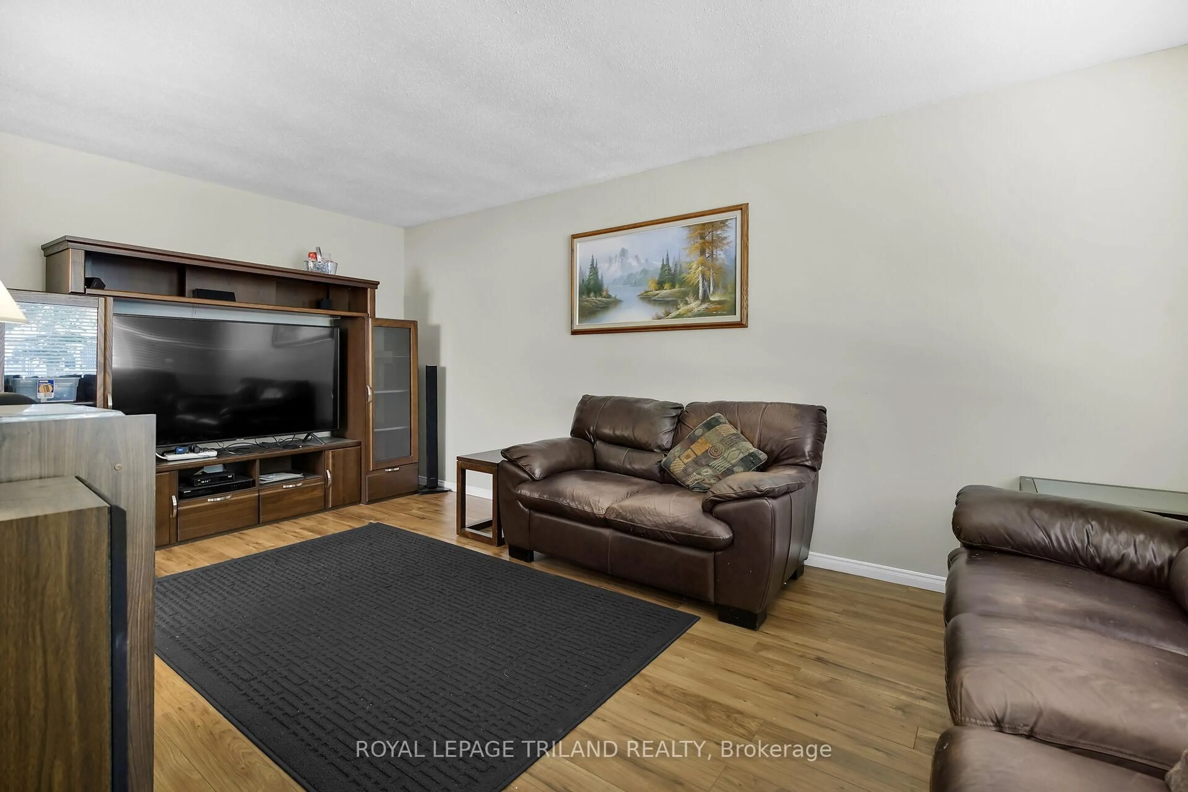 Living room with furniture, wood/laminate floor for 132 Ardsley Cres, London North Ontario N6G 3W7