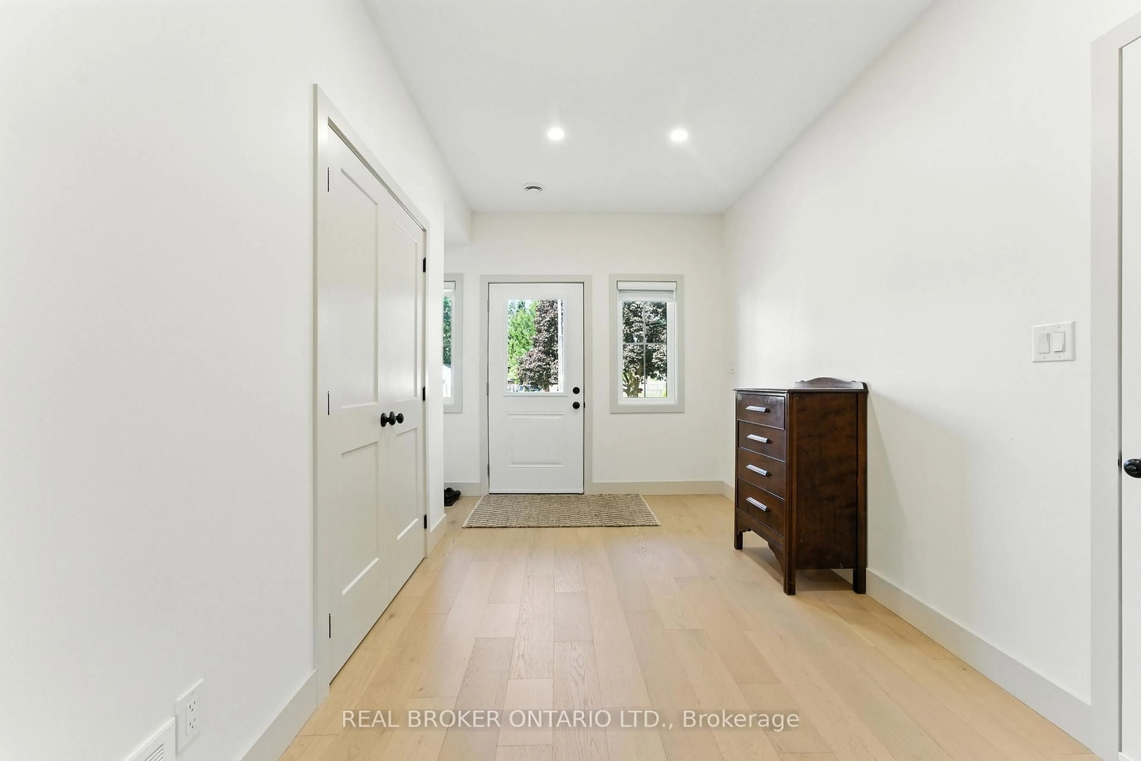 Indoor entryway for 13 Linden St, Aylmer Ontario N5H 0B8