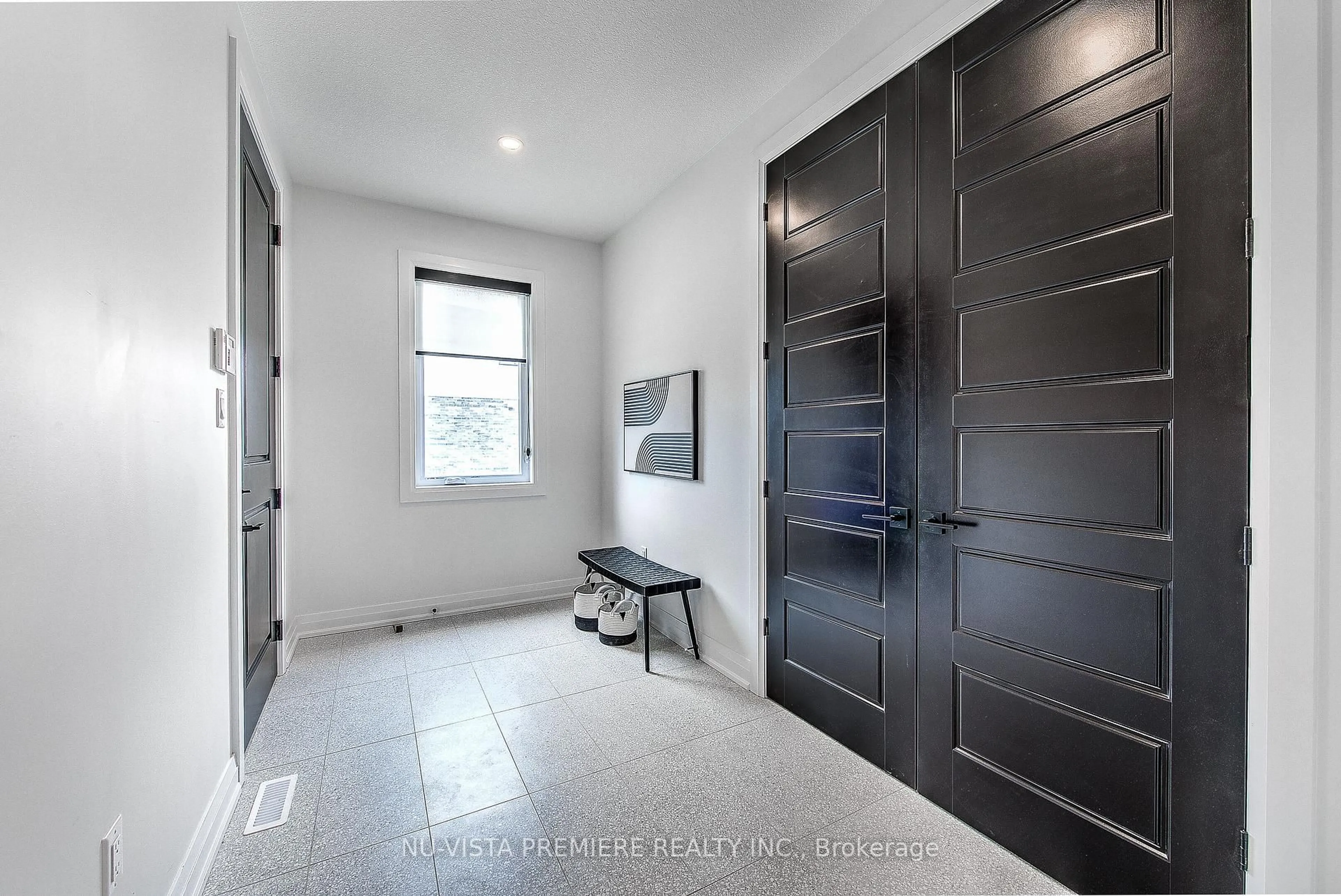 Indoor entryway for 1333 SHIELDS Pl, London North Ontario N6G 0Z8