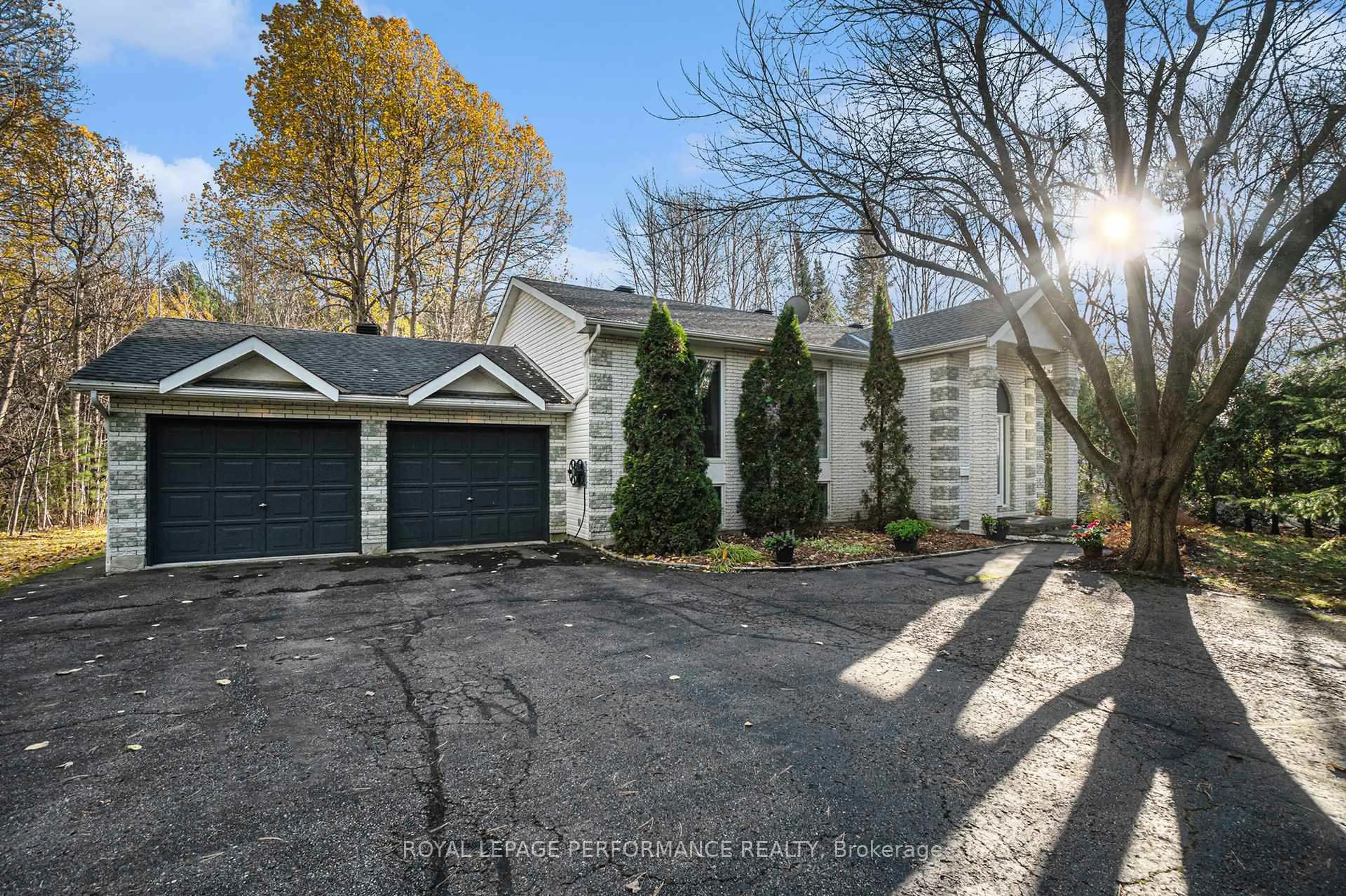 A pic from outside/outdoor area/front of a property/back of a property/a pic from drone, street for 164 Cardinal Cres, Clarence-Rockland Ontario K4K 1K9