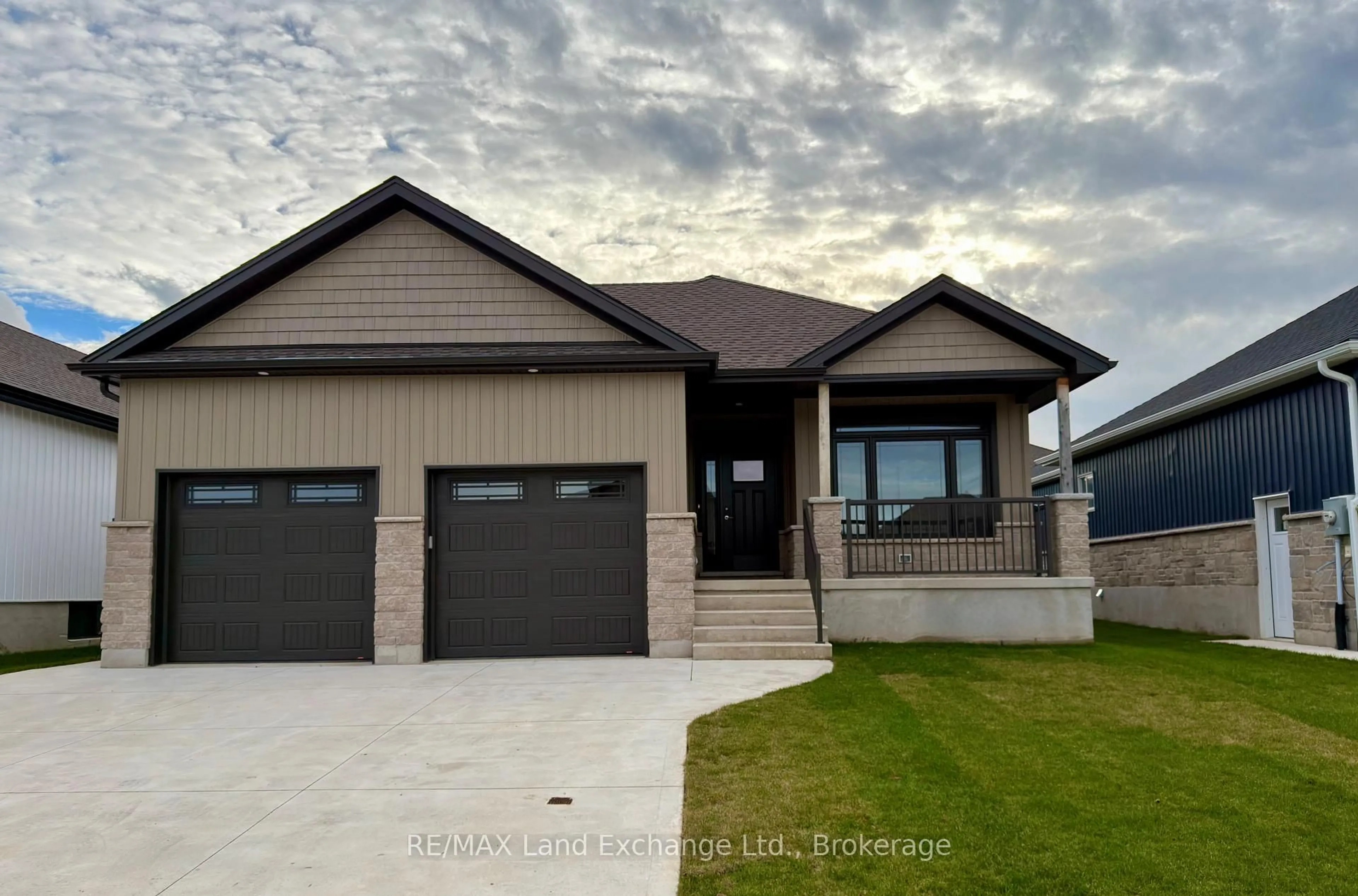 Home with vinyl exterior material, street for 155 WESTLINKS Dr, Saugeen Shores Ontario N0H 2C3