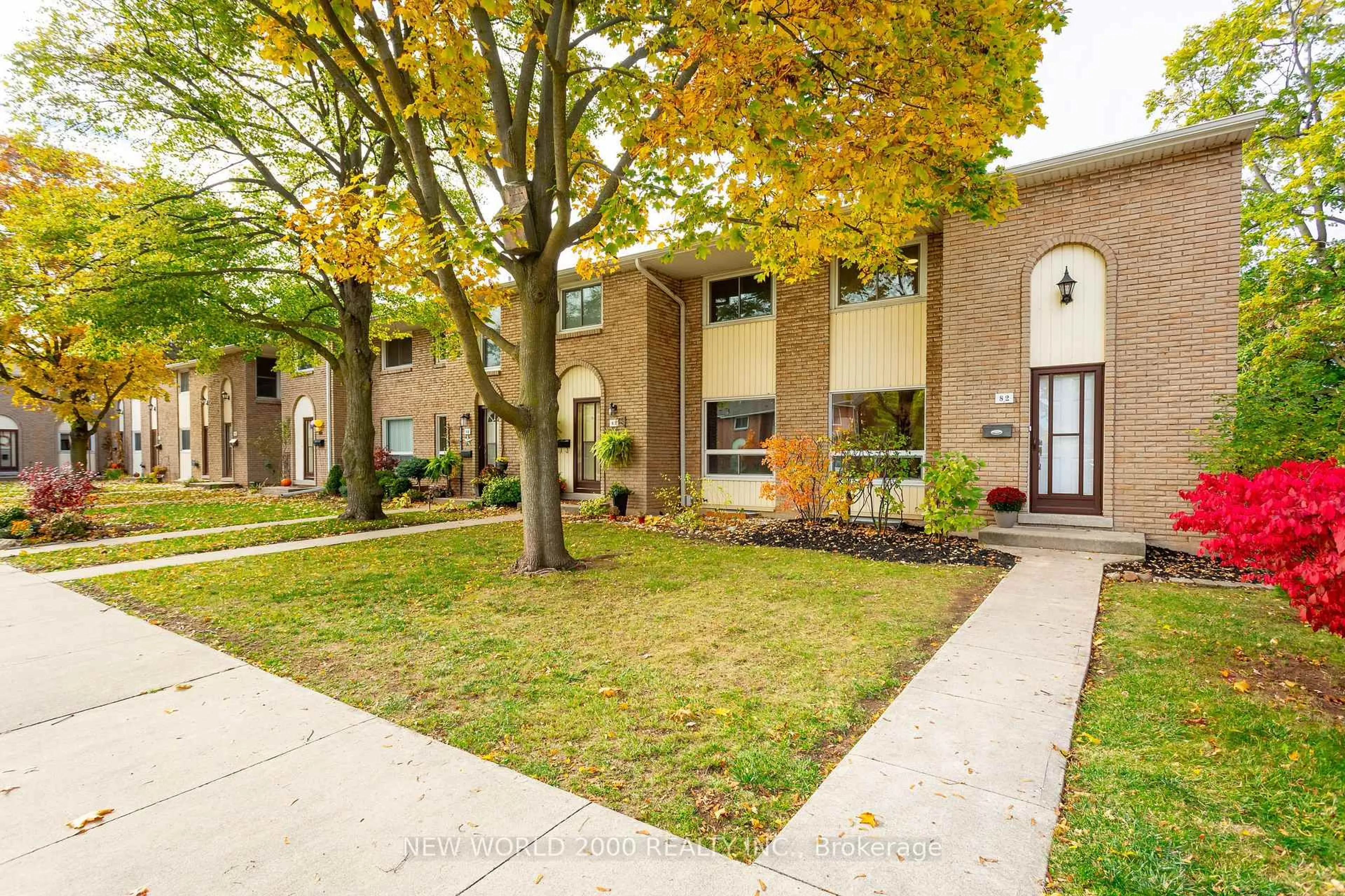 Patio, street for 151 Gateshead Cres #82, Hamilton Ontario L8G 3W1