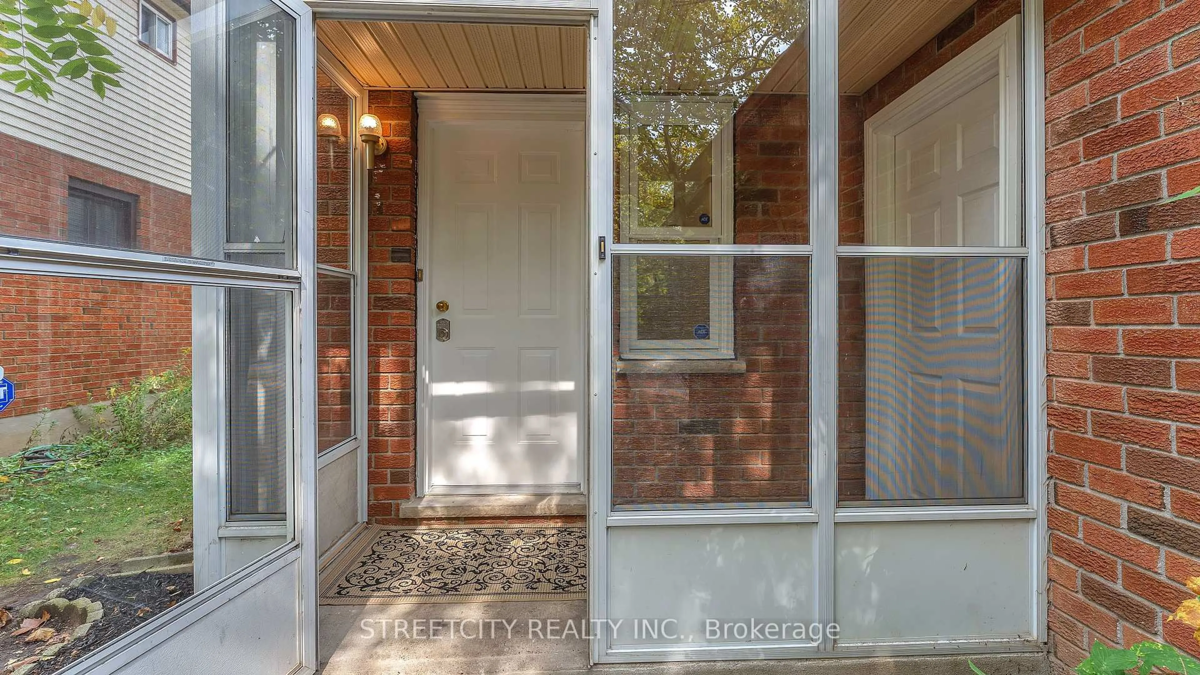 Indoor entryway for 151 Walmer Gdns, London North Ontario N6G 4H3