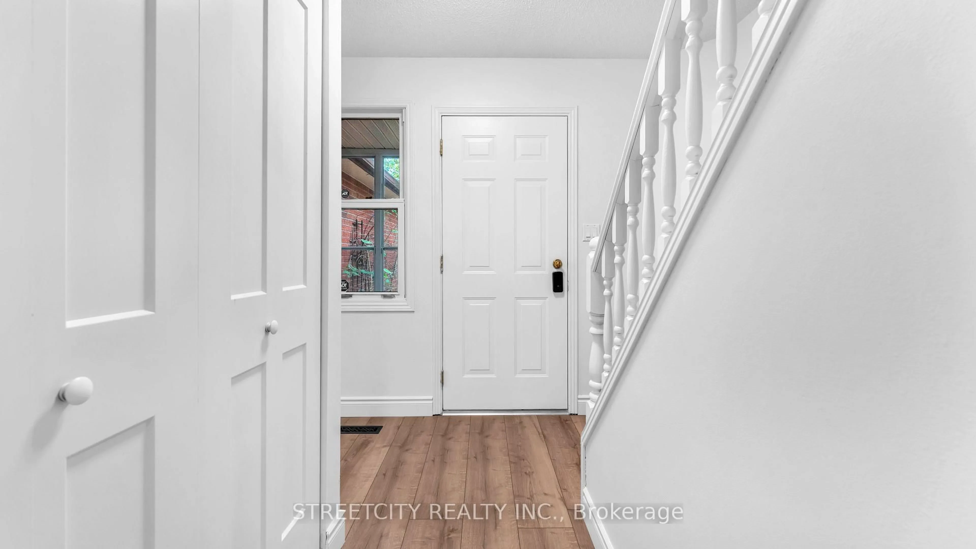 Indoor entryway for 151 Walmer Gdns, London North Ontario N6G 4H3