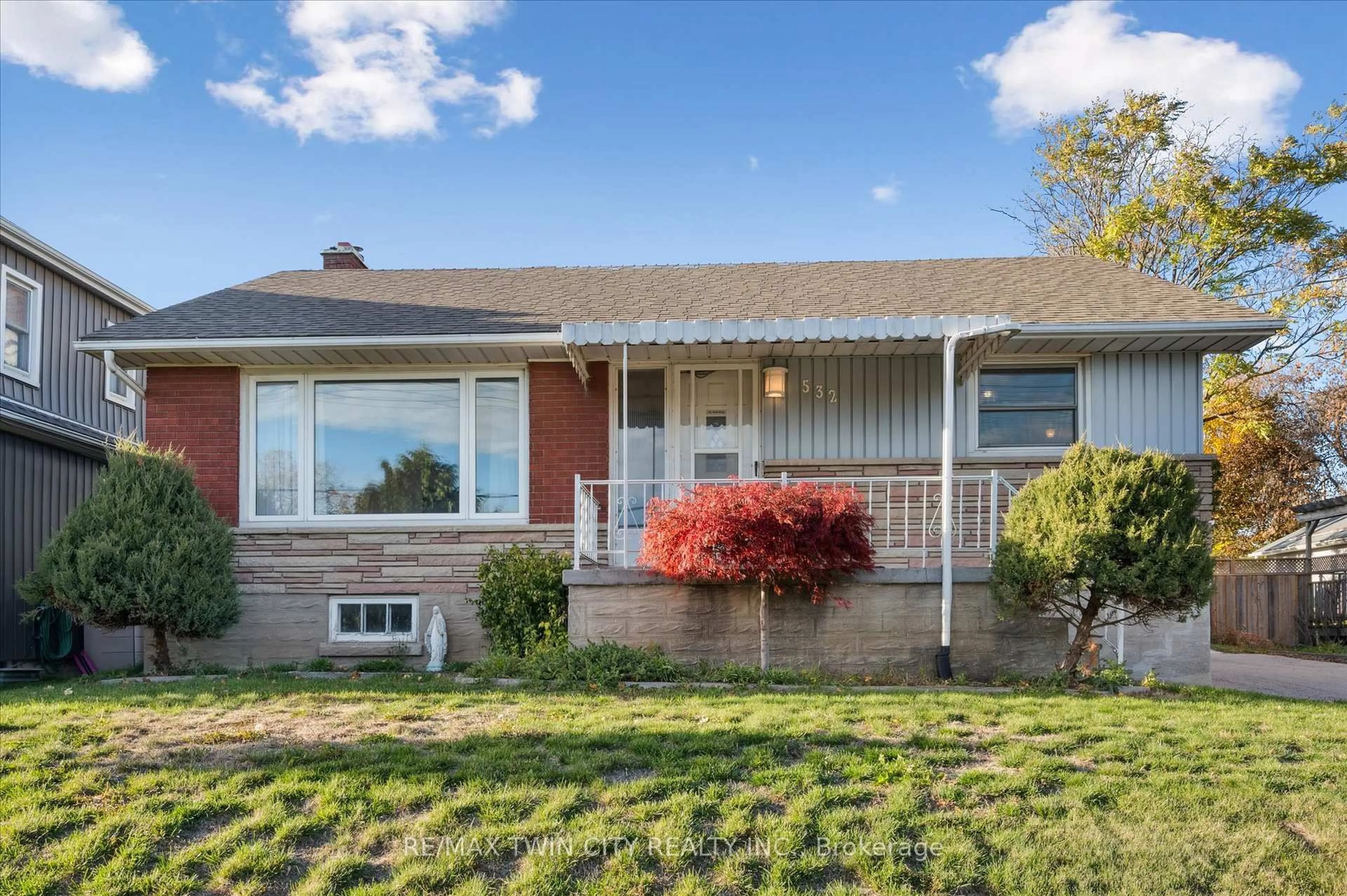 Home with vinyl exterior material, street for 532 Victoria St, Kitchener Ontario N2M 3A9