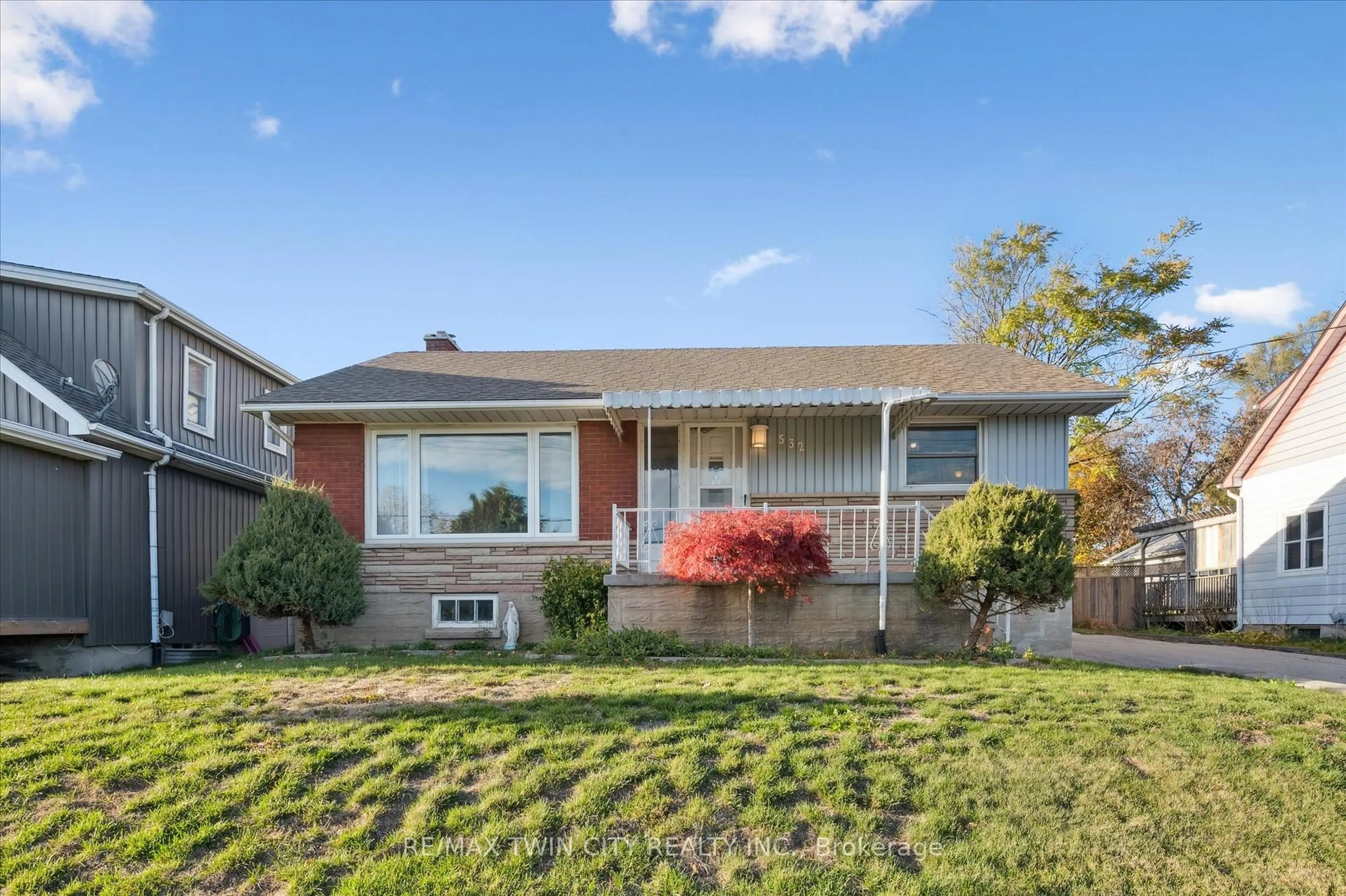 Home with vinyl exterior material, street for 532 Victoria St, Kitchener Ontario N2M 3A9