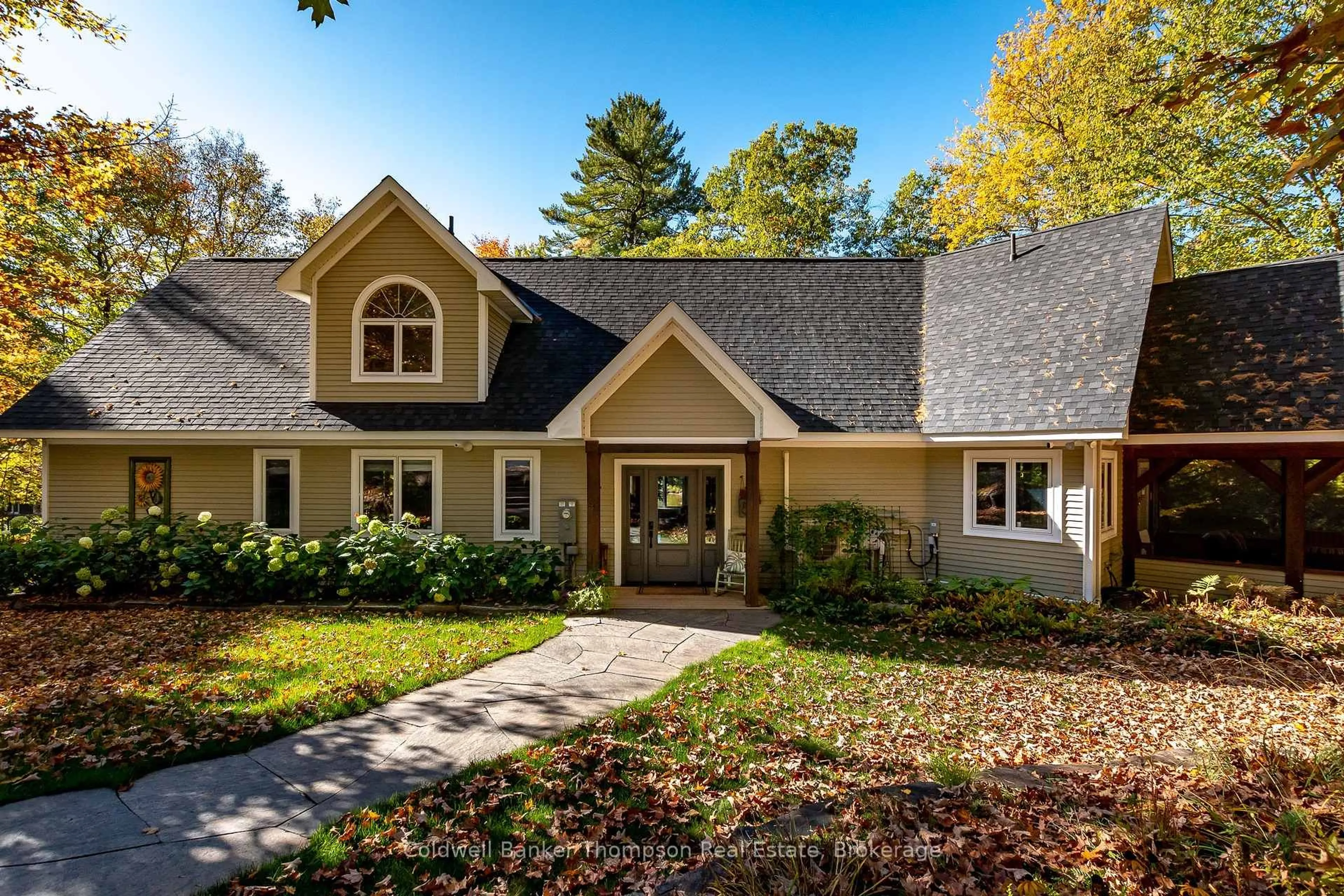 Home with vinyl exterior material, unknown for 54 Hoodstown Shores Rd, Huntsville Ontario P1H 2J2