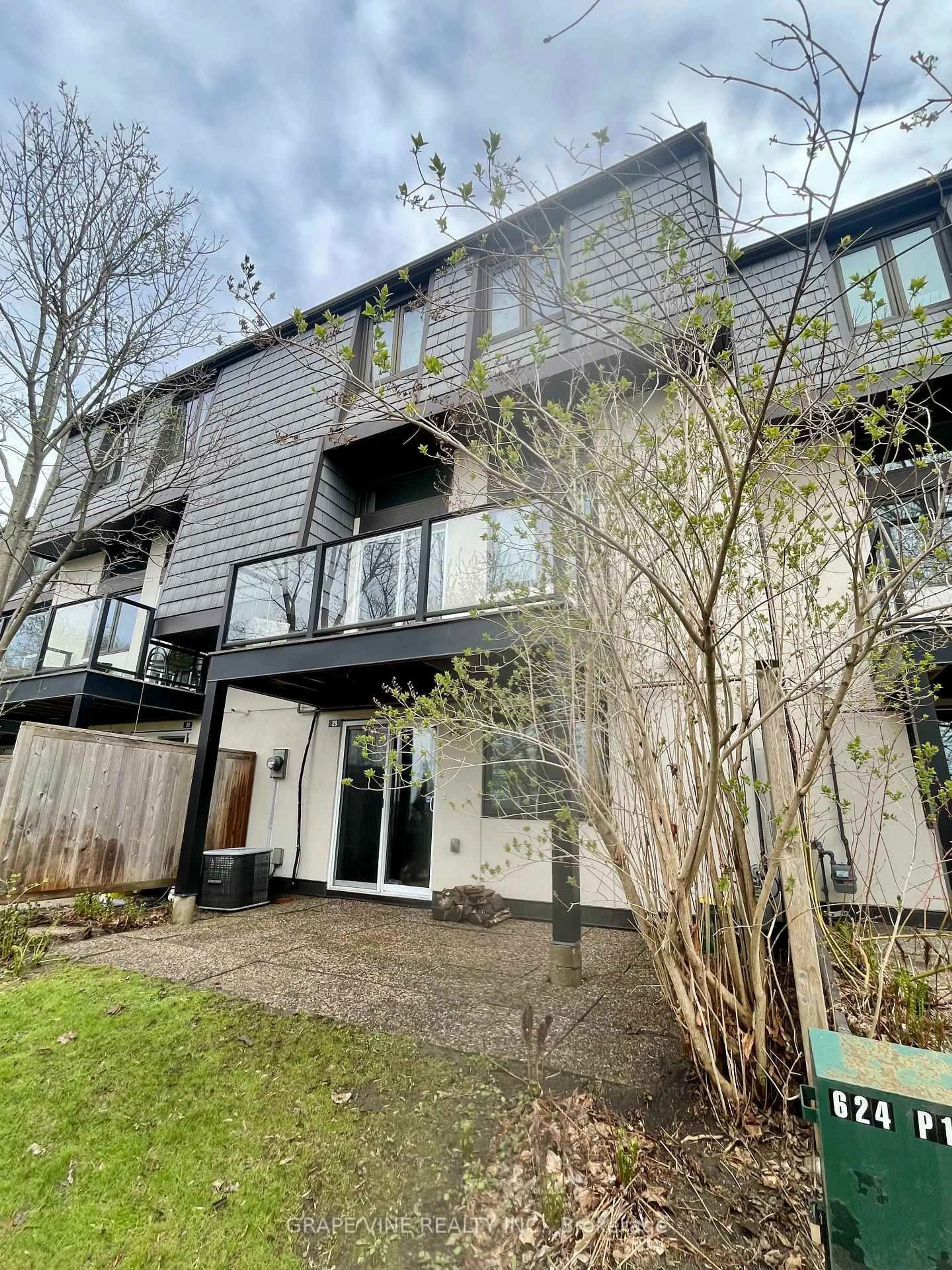 A pic from outside/outdoor area/front of a property/back of a property/a pic from drone, building for 655 Richmond Rd #29, Ottawa Ontario K2A 3Y3