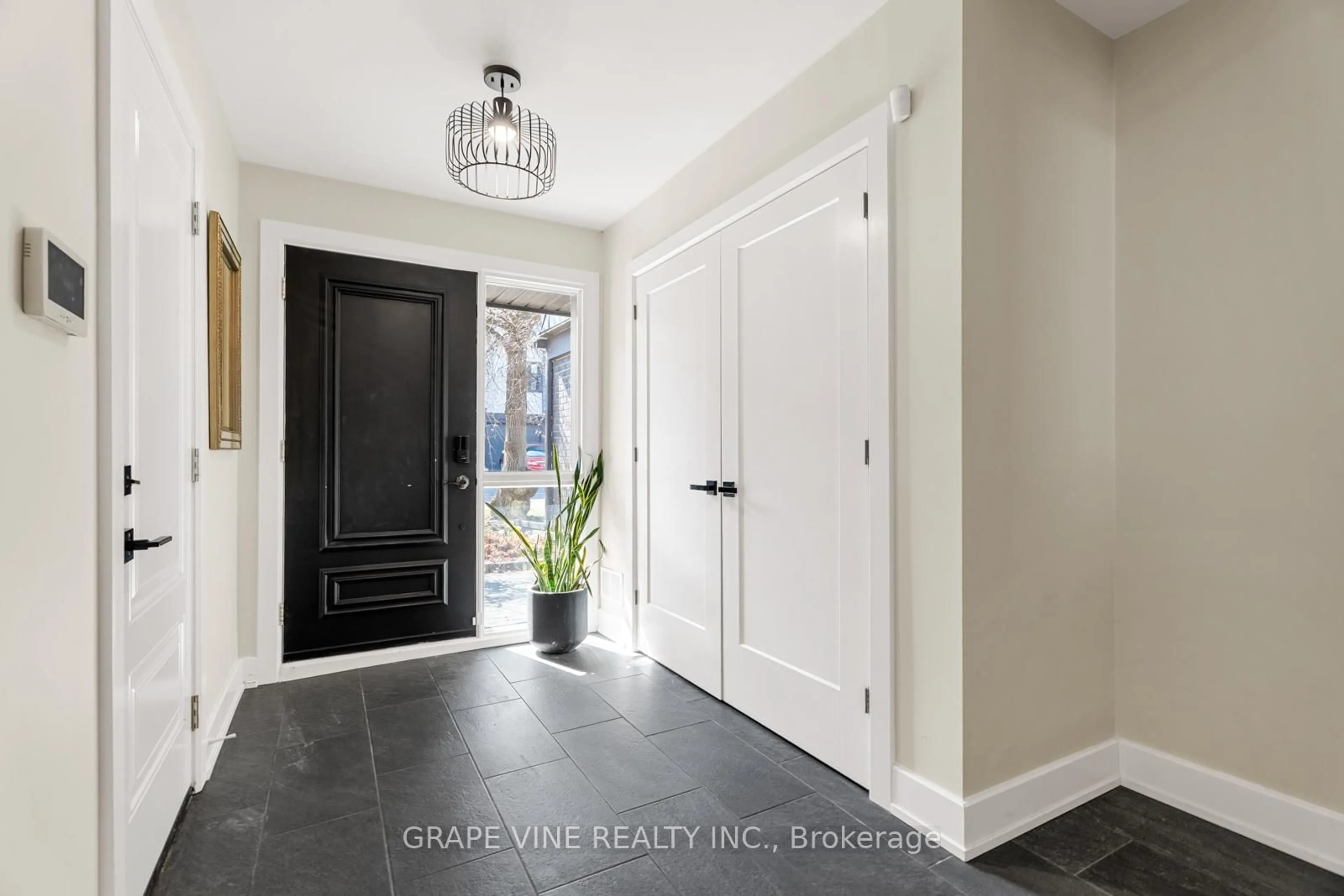 Indoor entryway for 655 Richmond Rd #29, Ottawa Ontario K2A 3Y3