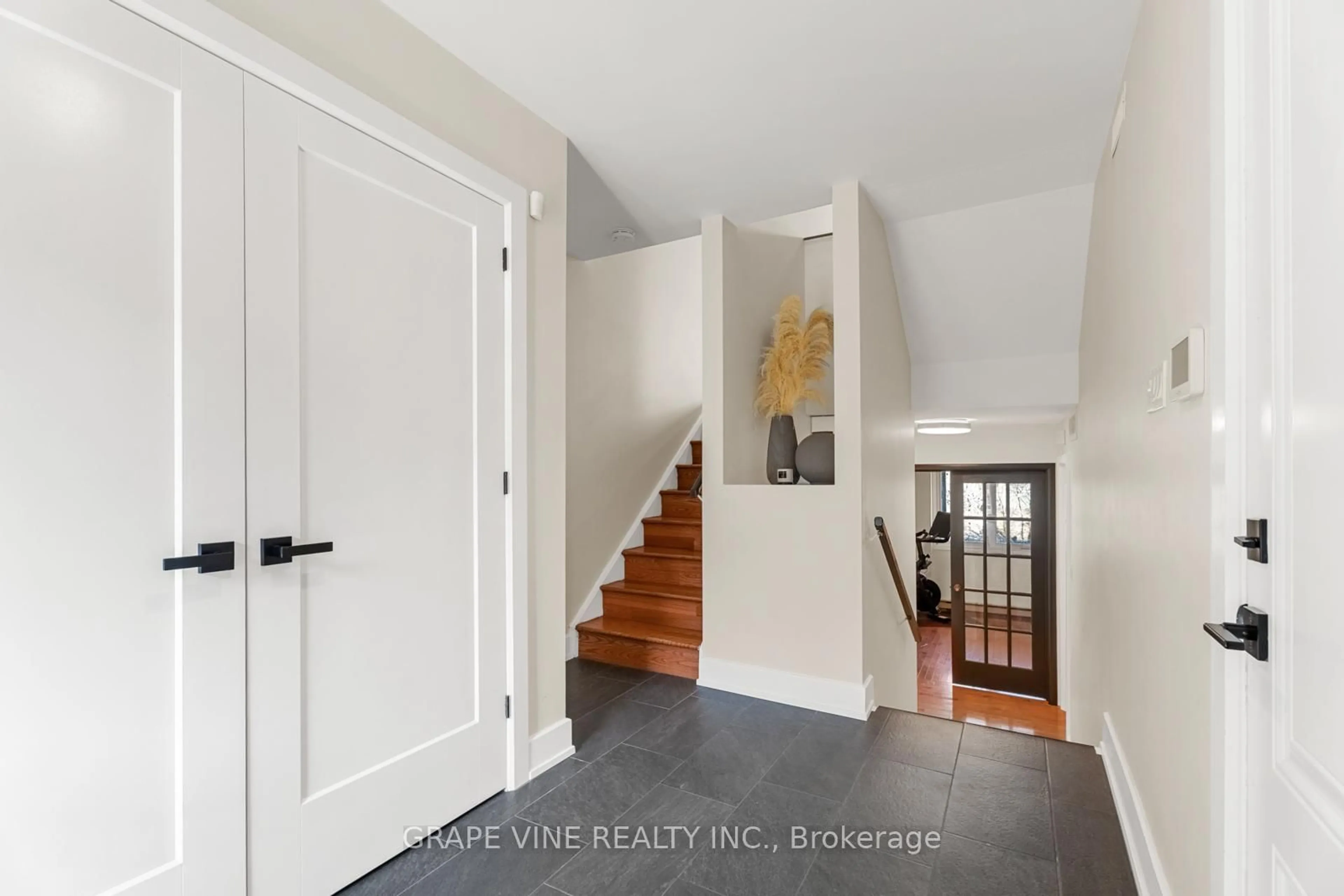 Indoor entryway for 655 Richmond Rd #29, Ottawa Ontario K2A 3Y3