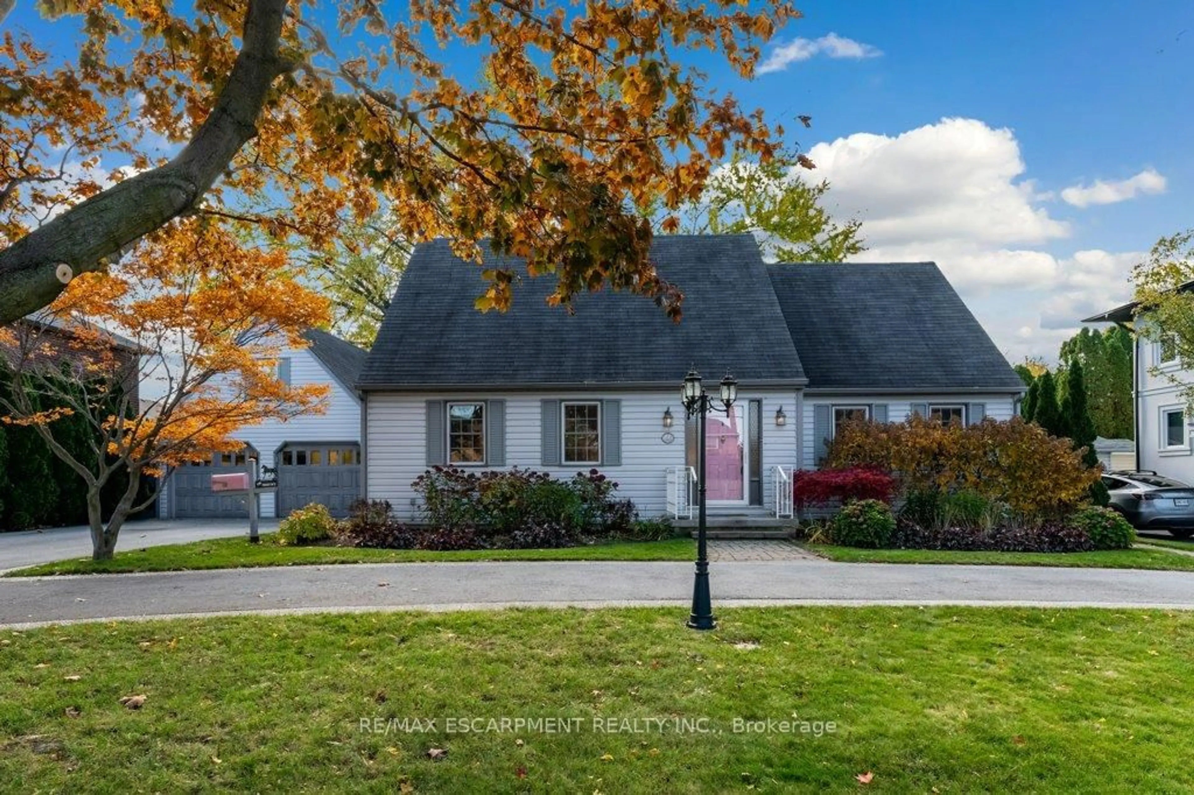 Home with vinyl exterior material, street for 24 Lake St, Grimsby Ontario L3M 2G7