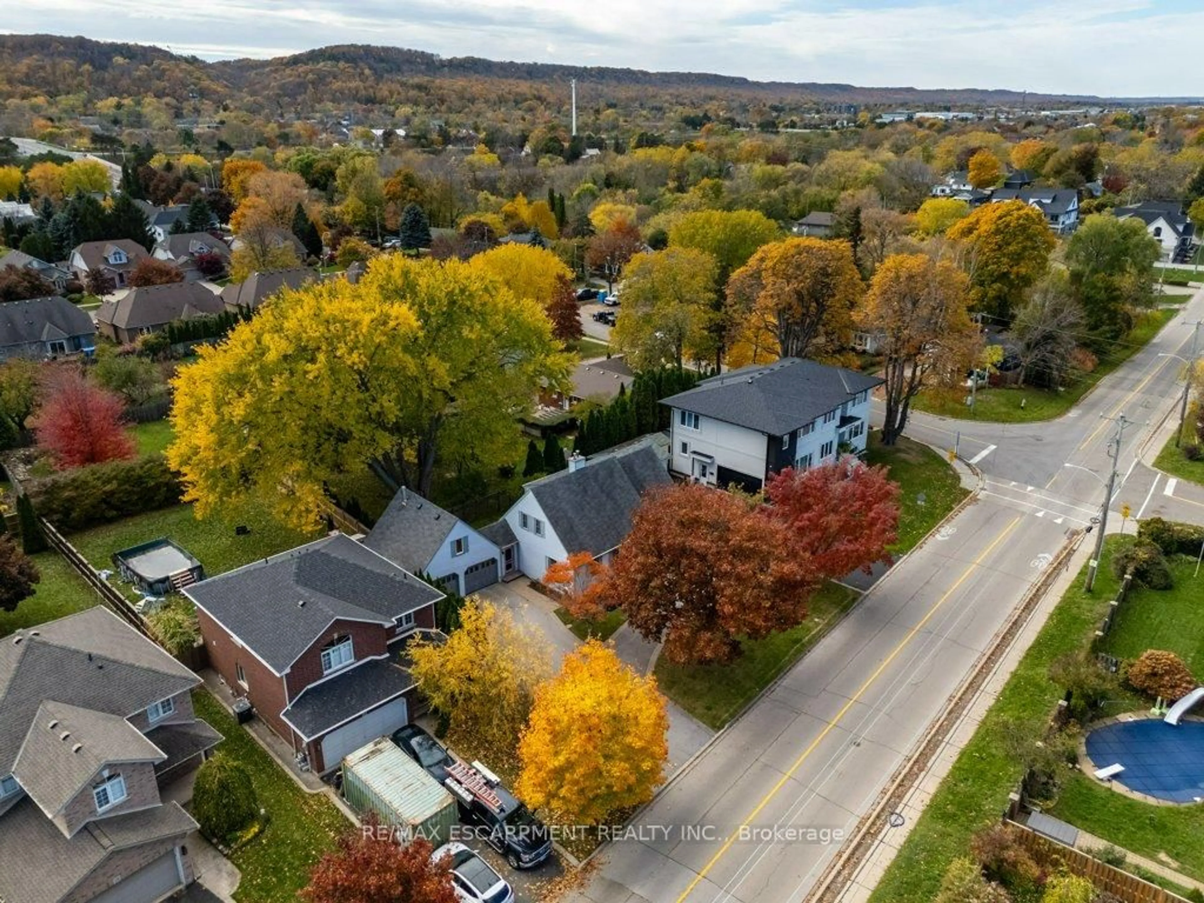 A pic from outside/outdoor area/front of a property/back of a property/a pic from drone, street for 24 Lake St, Grimsby Ontario L3M 2G7