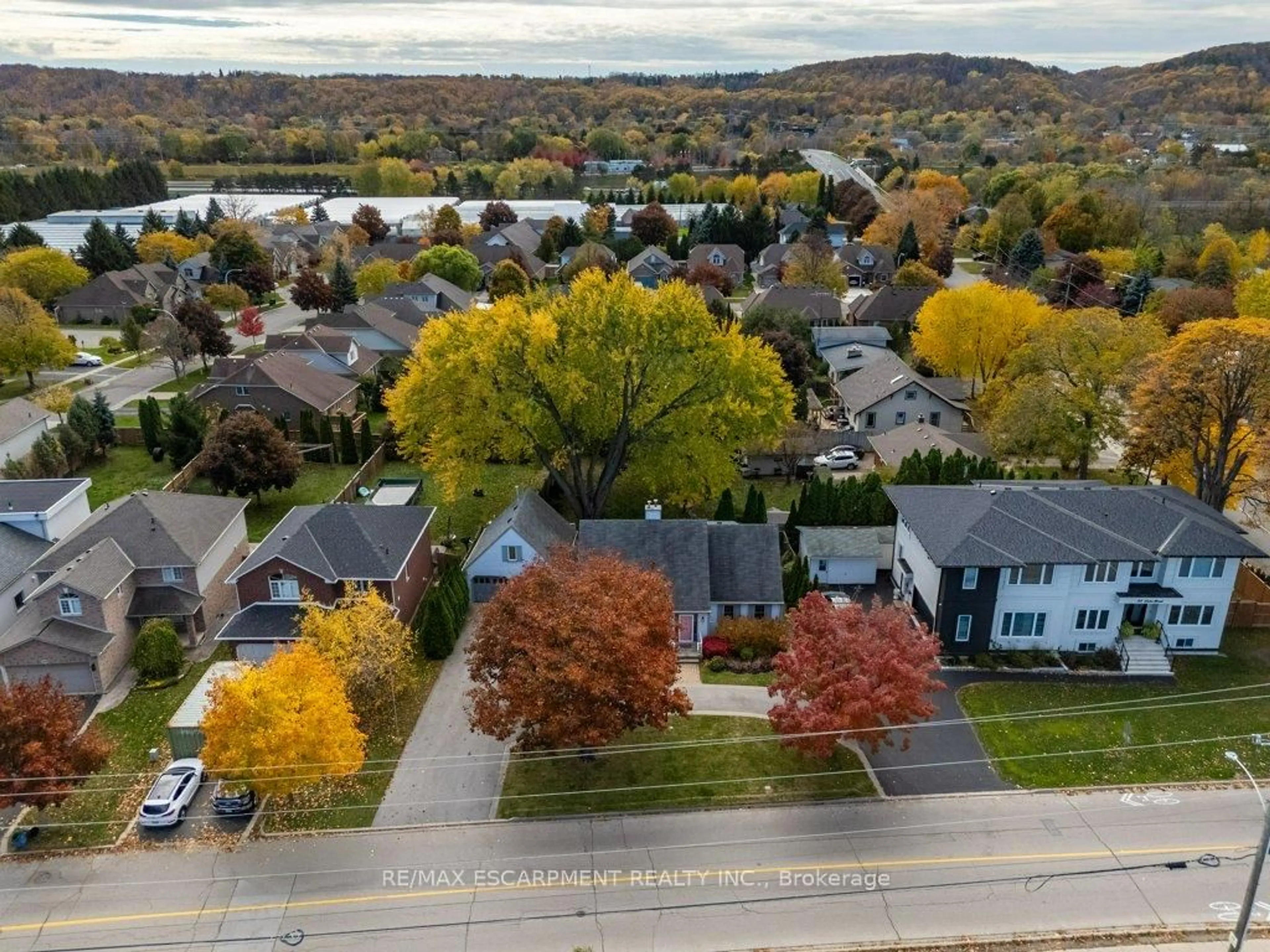A pic from outside/outdoor area/front of a property/back of a property/a pic from drone, water/lake/river/ocean view for 24 Lake St, Grimsby Ontario L3M 2G7